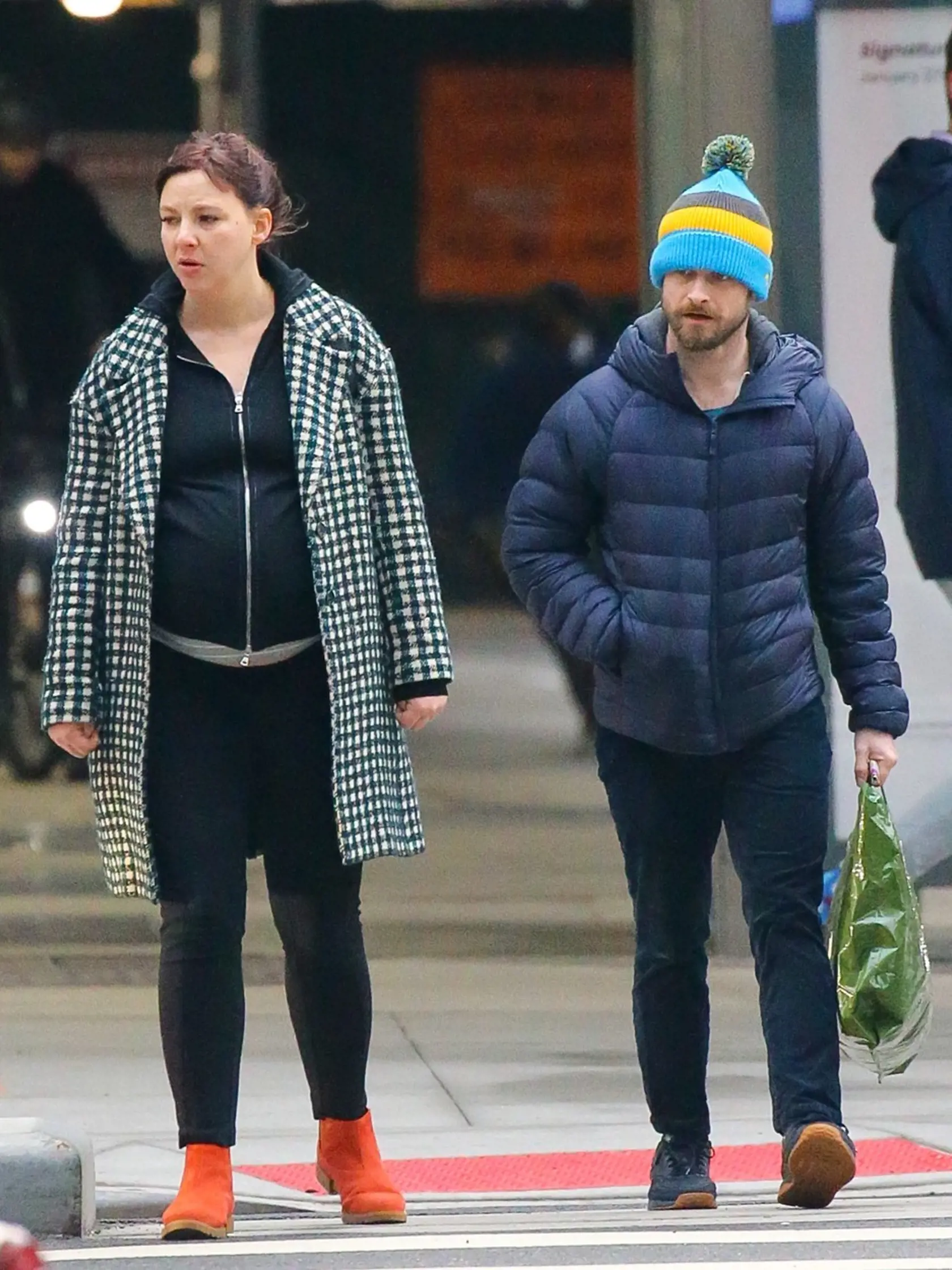 Herec Daniel Radcliffe čaká dieťa s priateľkou Erin Darke, s ktorou tvorí pár už vyše desať rokov. Správy o tehotenstve potvrdili aj fotografie, na ktorých Erin už nedokázala schovať tehotenské bruško.