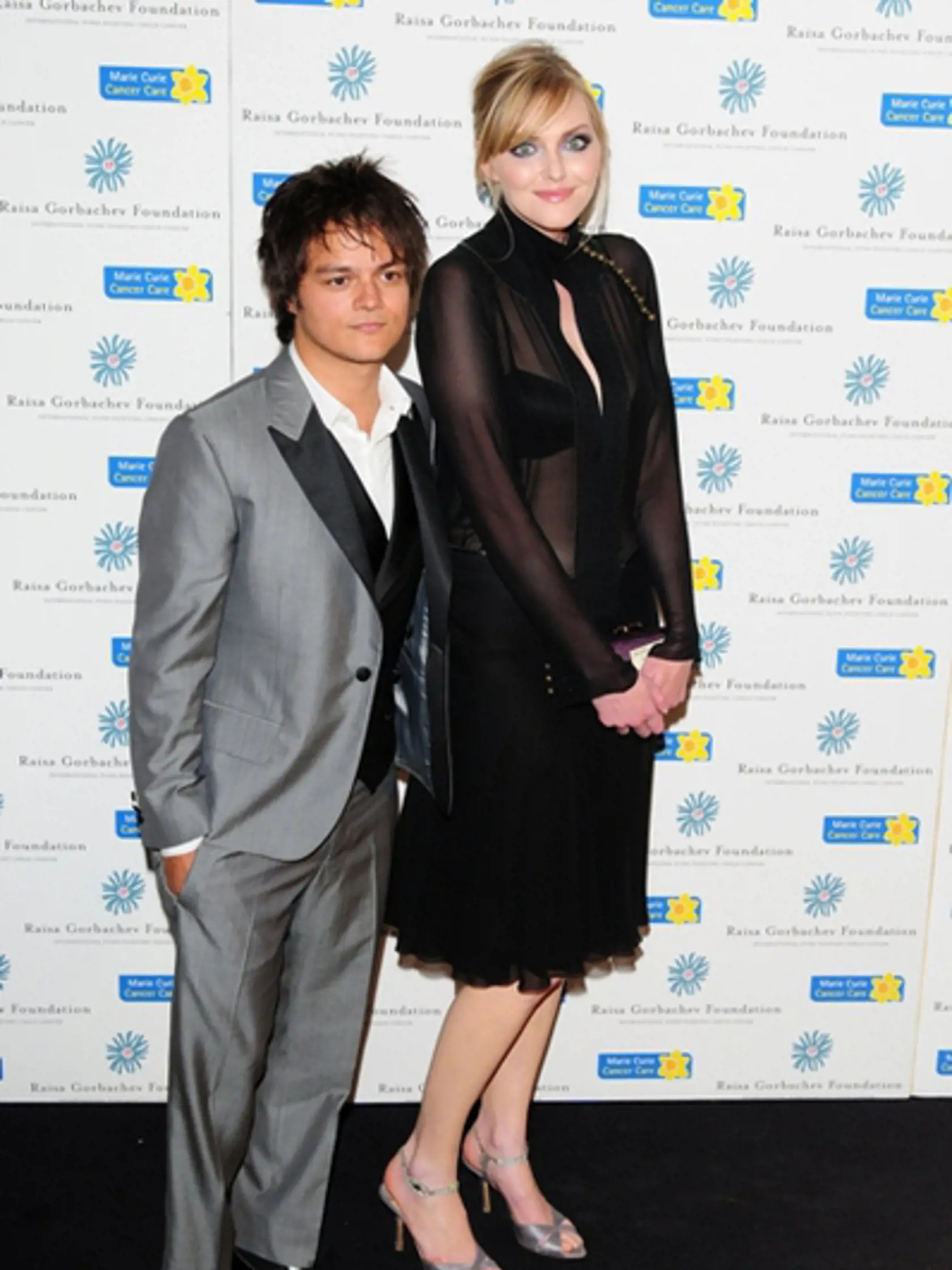 Sophie Dahl a Jamie Cullum.
Výškový rozdiel 20 cm.