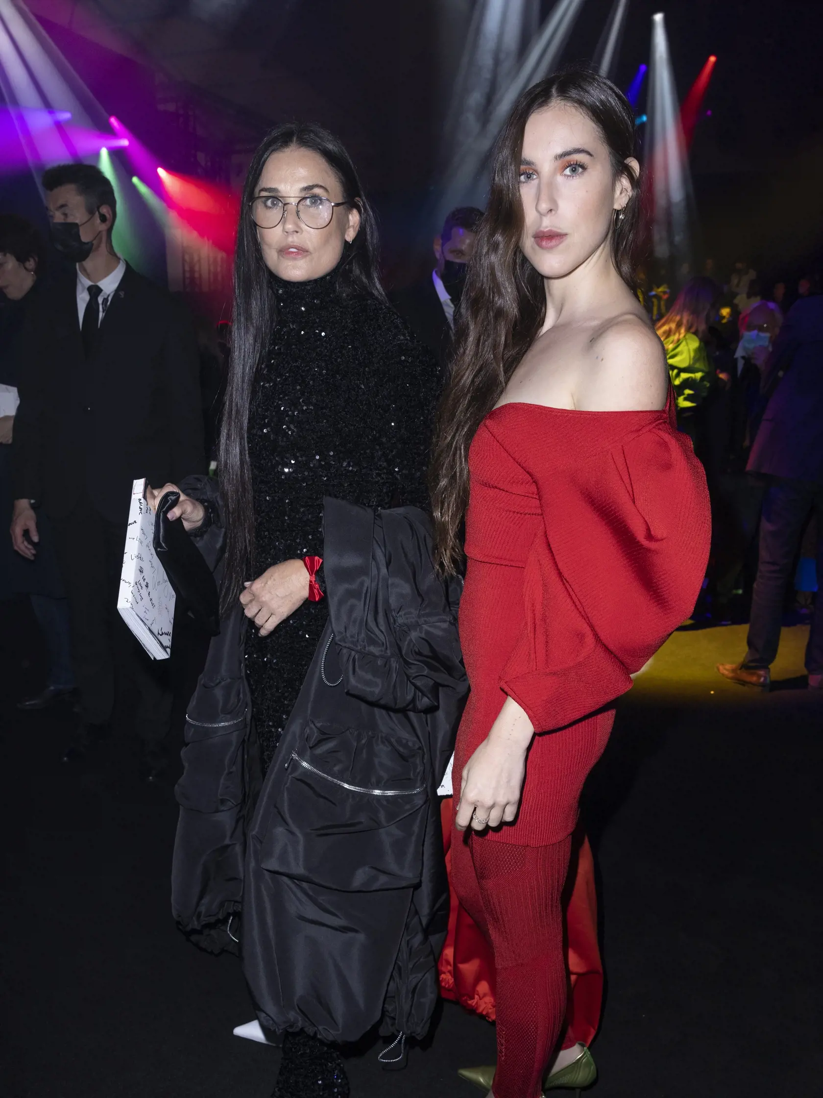 Demi Moore s dcérou Scout na prehliadne návrhárky Stelly McCartney na Parížskom týždni módy.