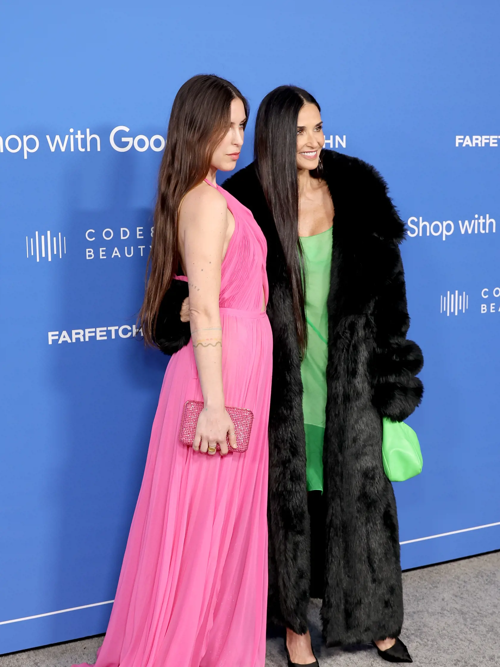 Demi Moore prišla zaujala zelenými šatami a kožuchom.