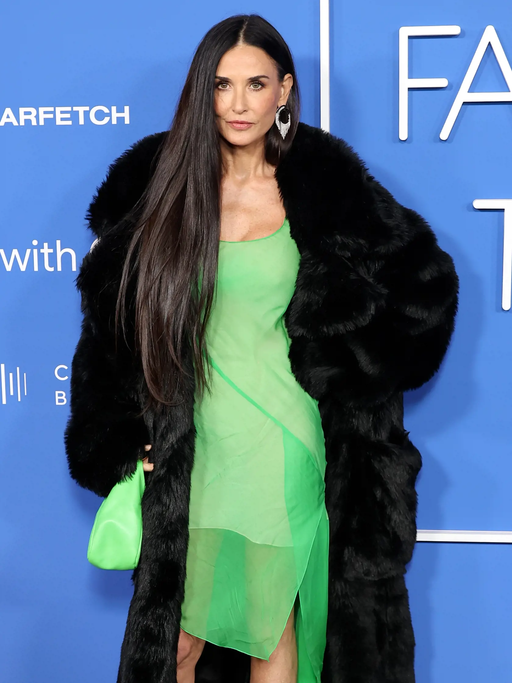 Herečka Demi Moore nestarne. Na módnej show Fashion Trust US Awards predviedla dokonalý look v zelenej róbe a čiernom kabáte.
