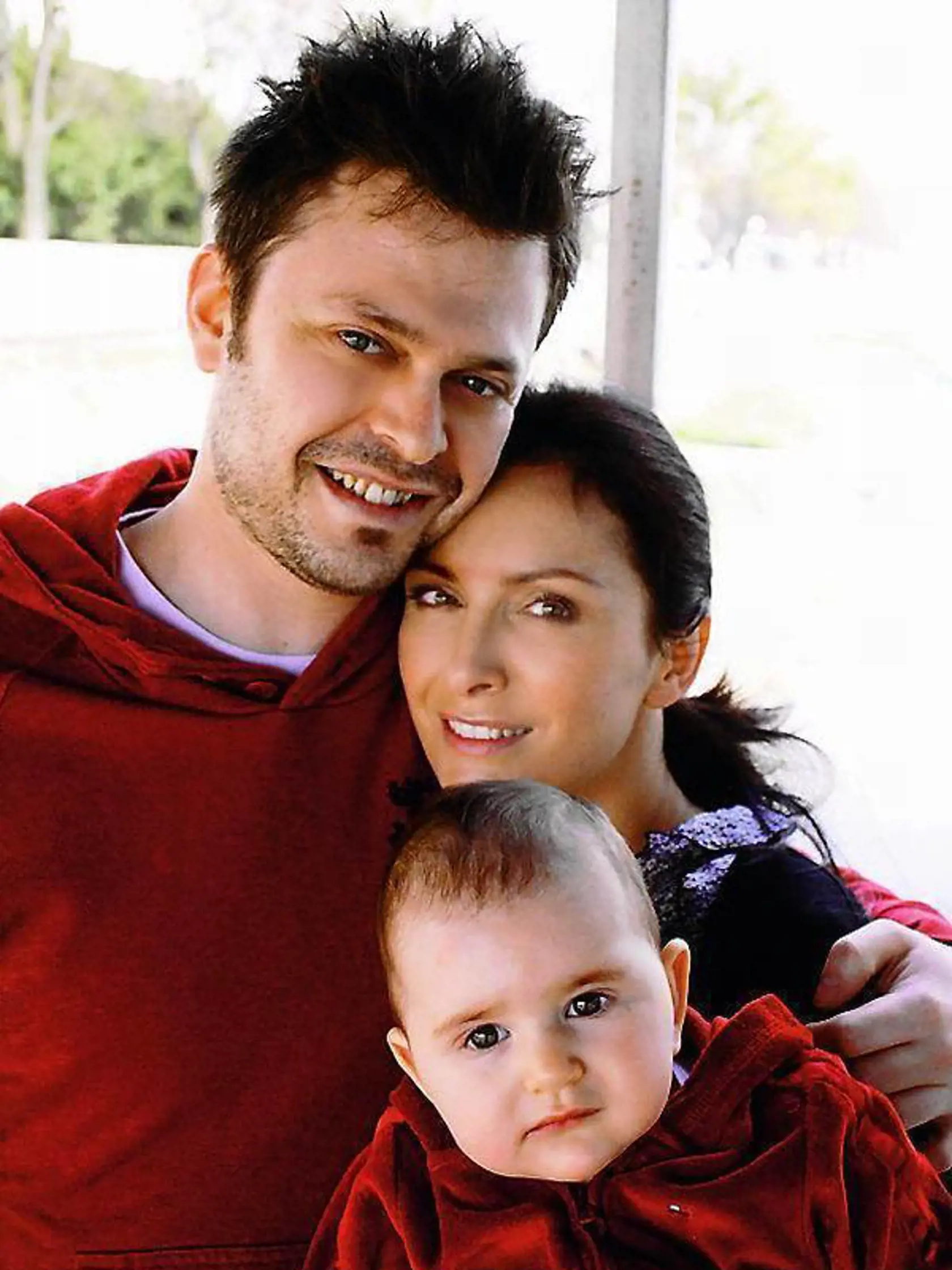 Henrieta Mičkovicová a Alexander Bárta pred rokmi. Ich dcérka bola ešte takáto maličká, teraz je už maturantkou.