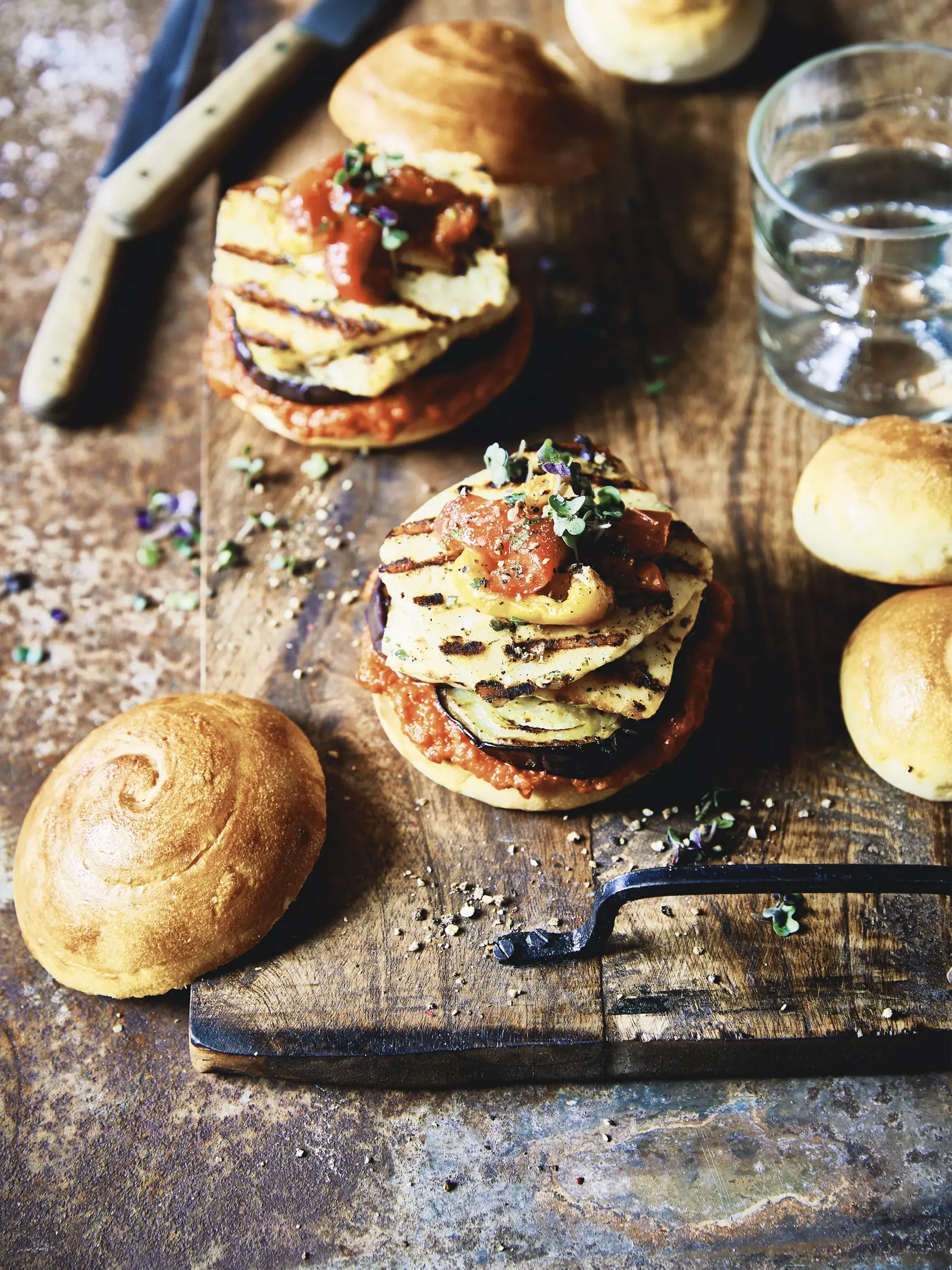 Burger s  marinovaným halloumi a ajvarom