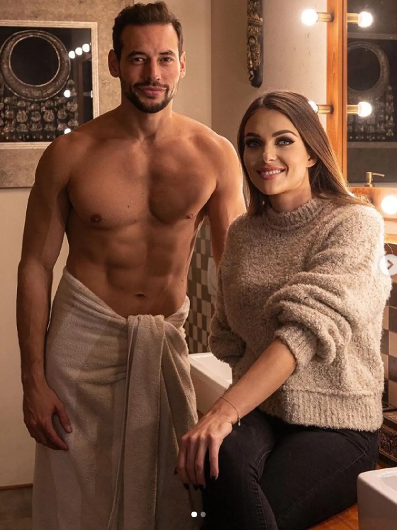 Martina Schindlerová zverejnila fotku so záhadným mužom. Práve on je zjavne súčasťou videoklipu, musíme však uznať, že by im to pristalo aj ako páru. Čo poviete?