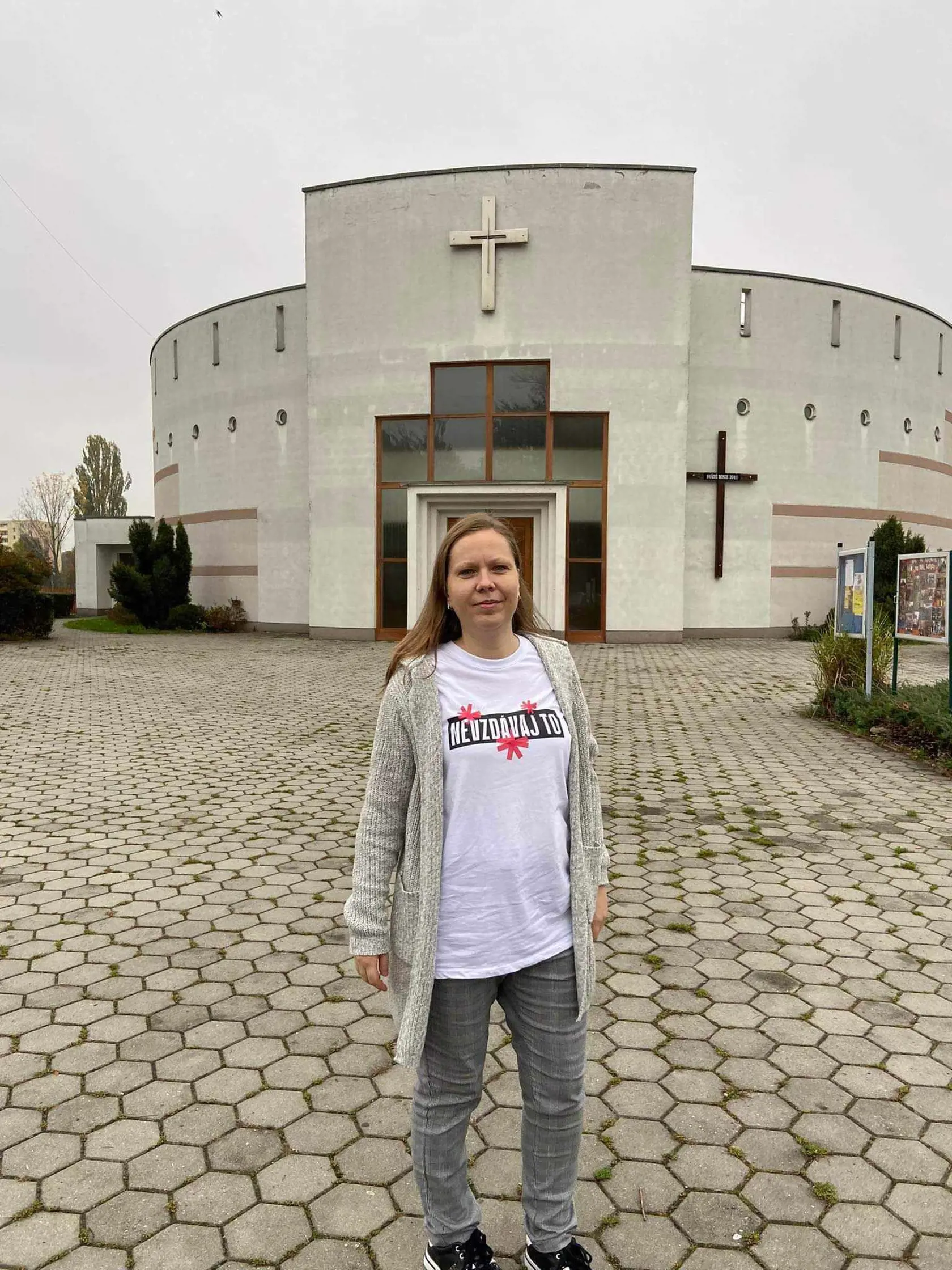 “Vždy, keď som v živote tlačila na niečo, tak sa mi to nedarilo, až do momentu, keď som to odovzdala Bohu. Jasné, že musíme urobiť nejaké kroky, ale keď sme urobili všetko, čo sme mohli a odovzdáme to Bohu, stane sa toľko zázrakov. Toto je pre mňa najviac. Snažiť sa plávať životom v pokoji a v pohode, venovať sa rodine, rozdávať lásku, pomáhať blížnemu a neškodiť si navzájom,” uzatvára.