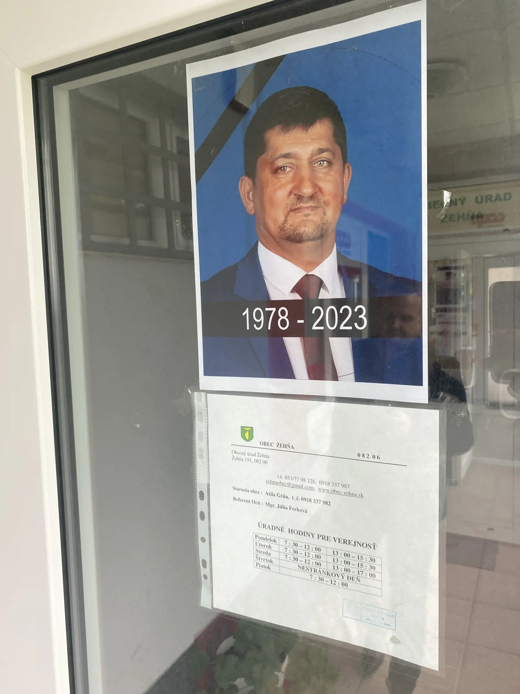 Na dverách obecného úradu visí smútočný oznam o úmrtí starostu.
