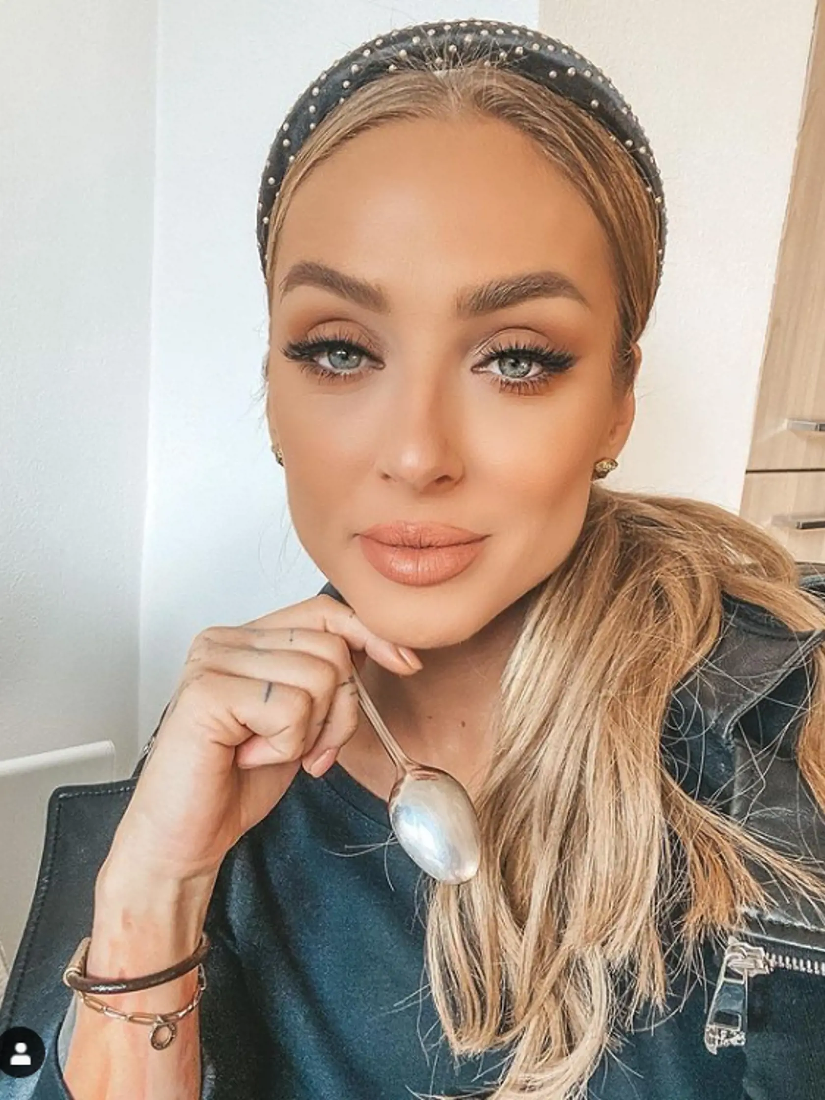 Jej malé blonďavé šidlo teda asi nemôže byť šťastnejšie, že má momentálne mamu len a len pre seba.