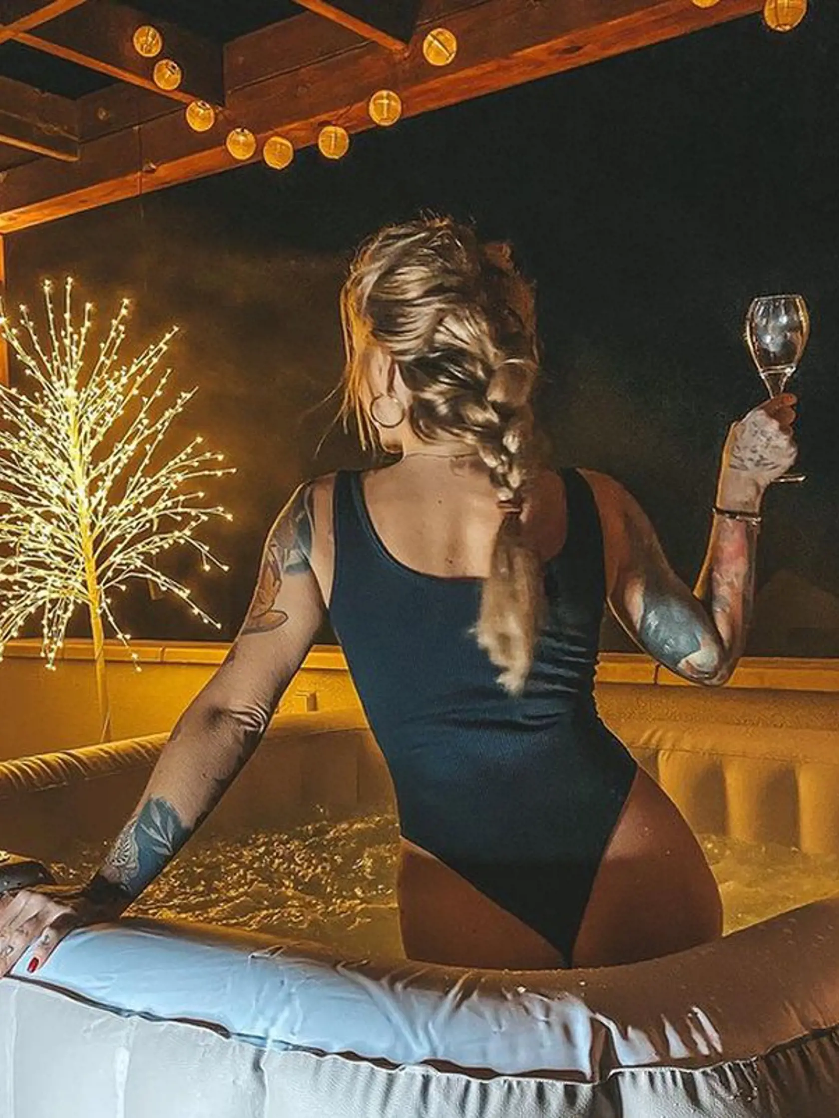 Vizážistka celebrít Lucid išla do plaviek. To je ale postavička!