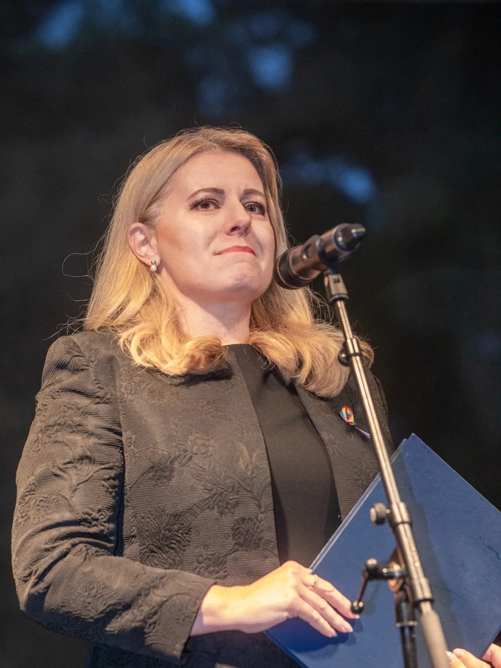 Na snímke je pochod za odsúdenie nenávisti proti LGBTI, ktorý nadväzuje na nedávne nešťastné udalosti na Zámockej ulici. Na pochode vyjadrili tisíce ľudí rešpekt voči homosexuálne orientovaným ľudom a vystúpili tiež niektorí politici, vrátane Eduarda Hegera a Zuzany Čaputovej. Na fotke je  Prezidentka Zuzana Čaputová.
