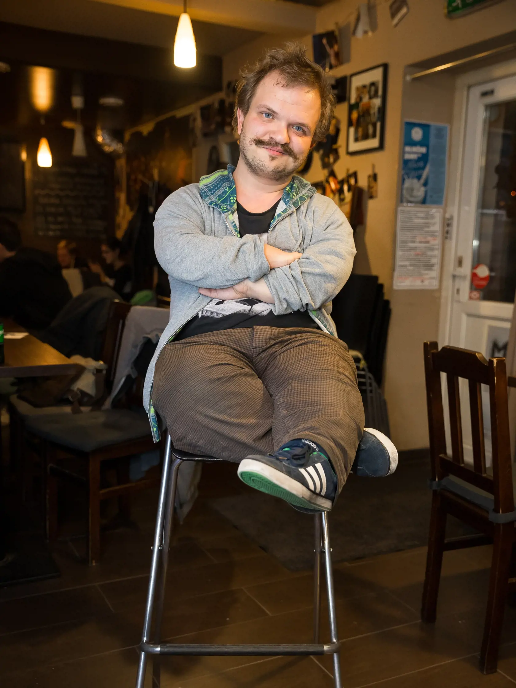 Herec a student VSMU Michal Noga trpiaci achondroplaziou pri rozhovore pre tyzdennik Plus 7 Dni