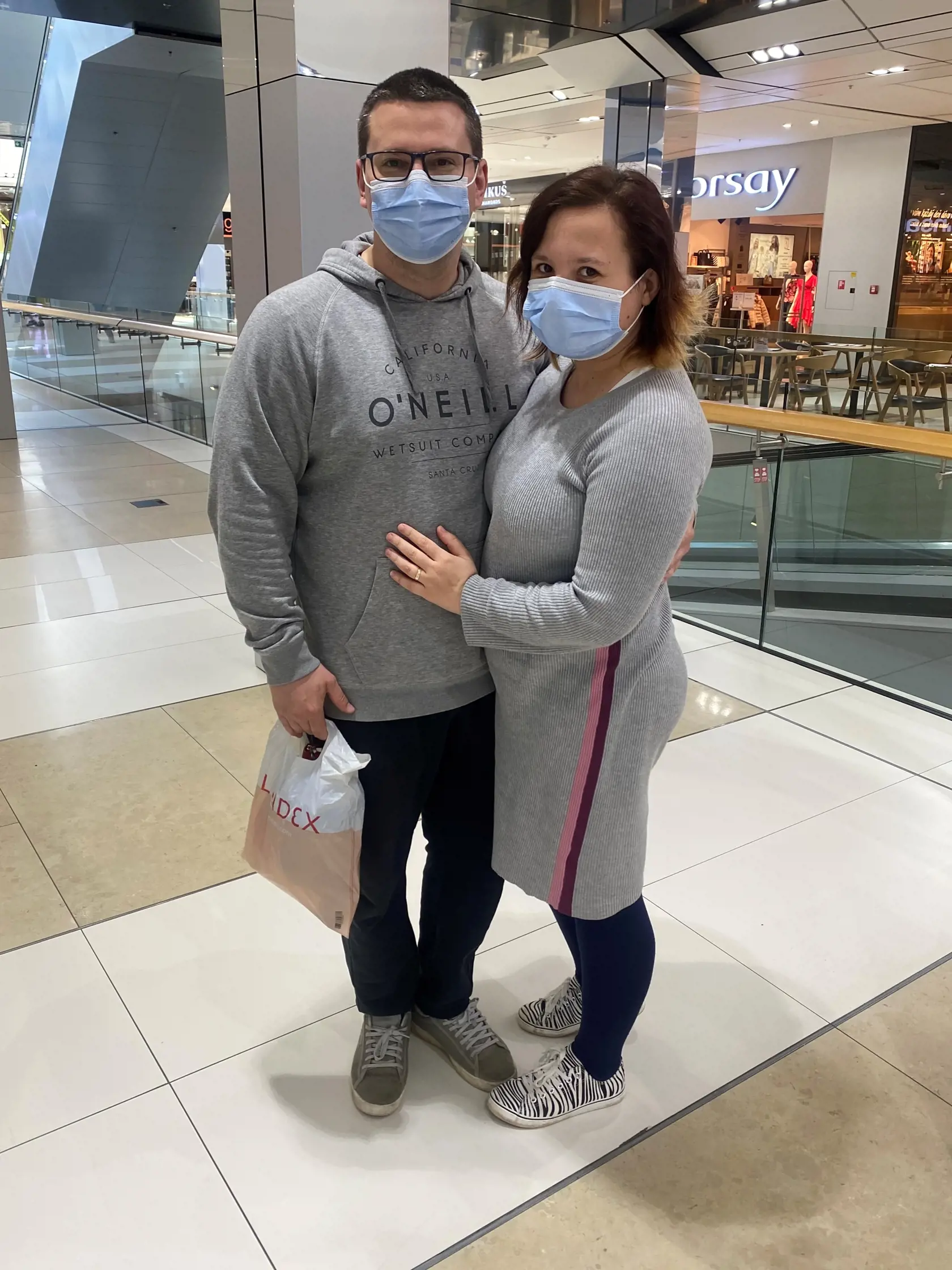 „Budem nosiť rúško aj naďalej, lebo som tehotná a chcem sa chrániť,“ vysvetlila nastávajúca mamička Janka (25). „V interiéri je to podľa mňa ešte potrebné nosiť. V exteriéri rúška nenosíme, tam si užívame čerstvý vzduch,“ doplnil Peter (35).