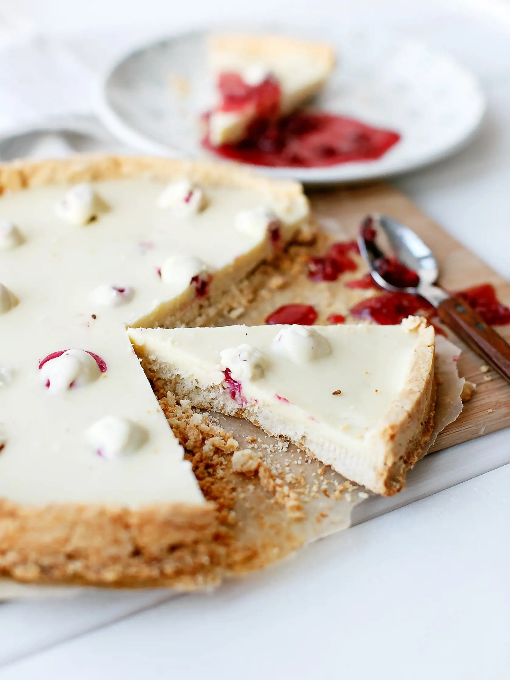 Tart s malinami a bielou čokoládou