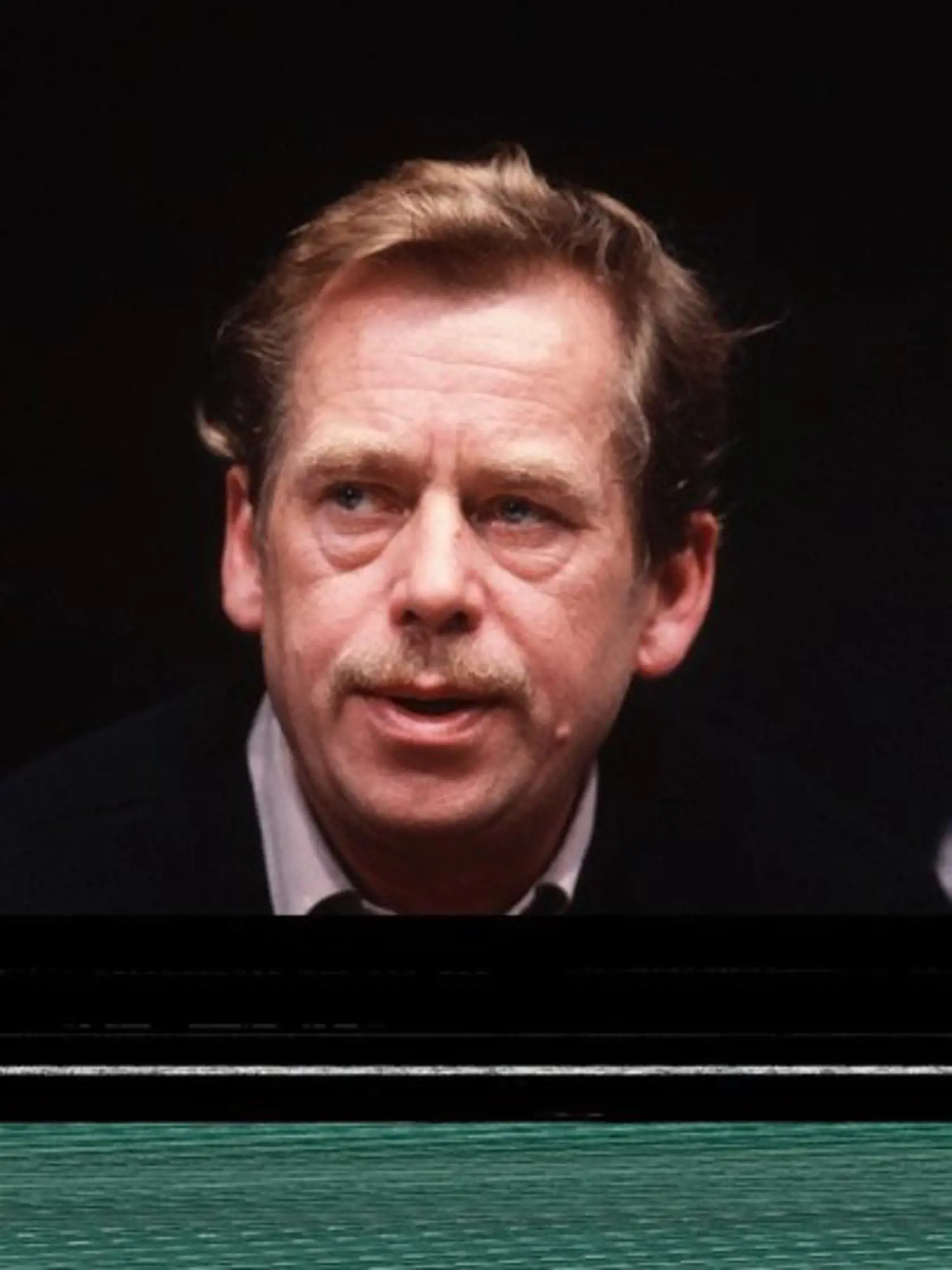 Václav Havel napísal svoju prvú celovečernú hru Záhradná slávnosť, ktorú fotograf objavil v jeho byte na dne perináka. (archívne foto)
