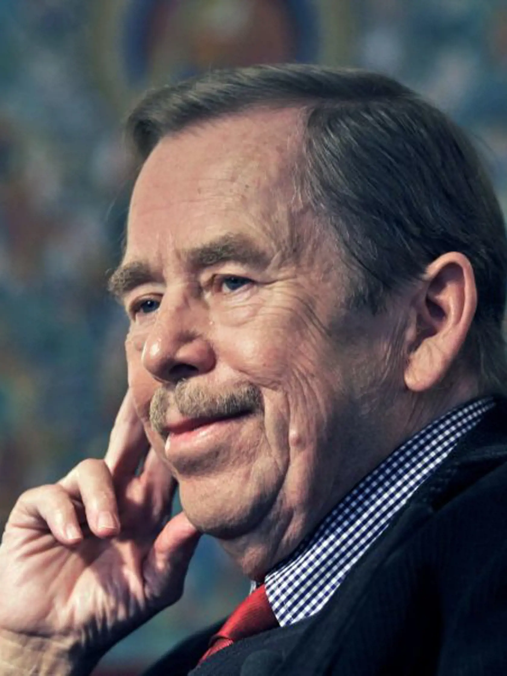 KK12 Praha - Na archívnej snímke z 3. októbra 2008 v Prahe bývalý èeský prezident Václav Havel. Bývalého èeskoslovenského a èeského prezidenta Václava Havla hospitalizovali 12. januára 2009 v pražskej Fakultnej nemocnici v Motole s nešpecifikovaným zápalovým ochorením a pre bližšie nešpecifikovaný zákrok. Pod¾a Havlovej tajomníèky Sabiny Tanèevovej je exprezident v stabilizovanom stave a v nemocnici pobudne ešte nieko¾ko dní. FOTO TASR/AP ** FILE ** In this Oct. 3, 2008 file photo, former Czech 