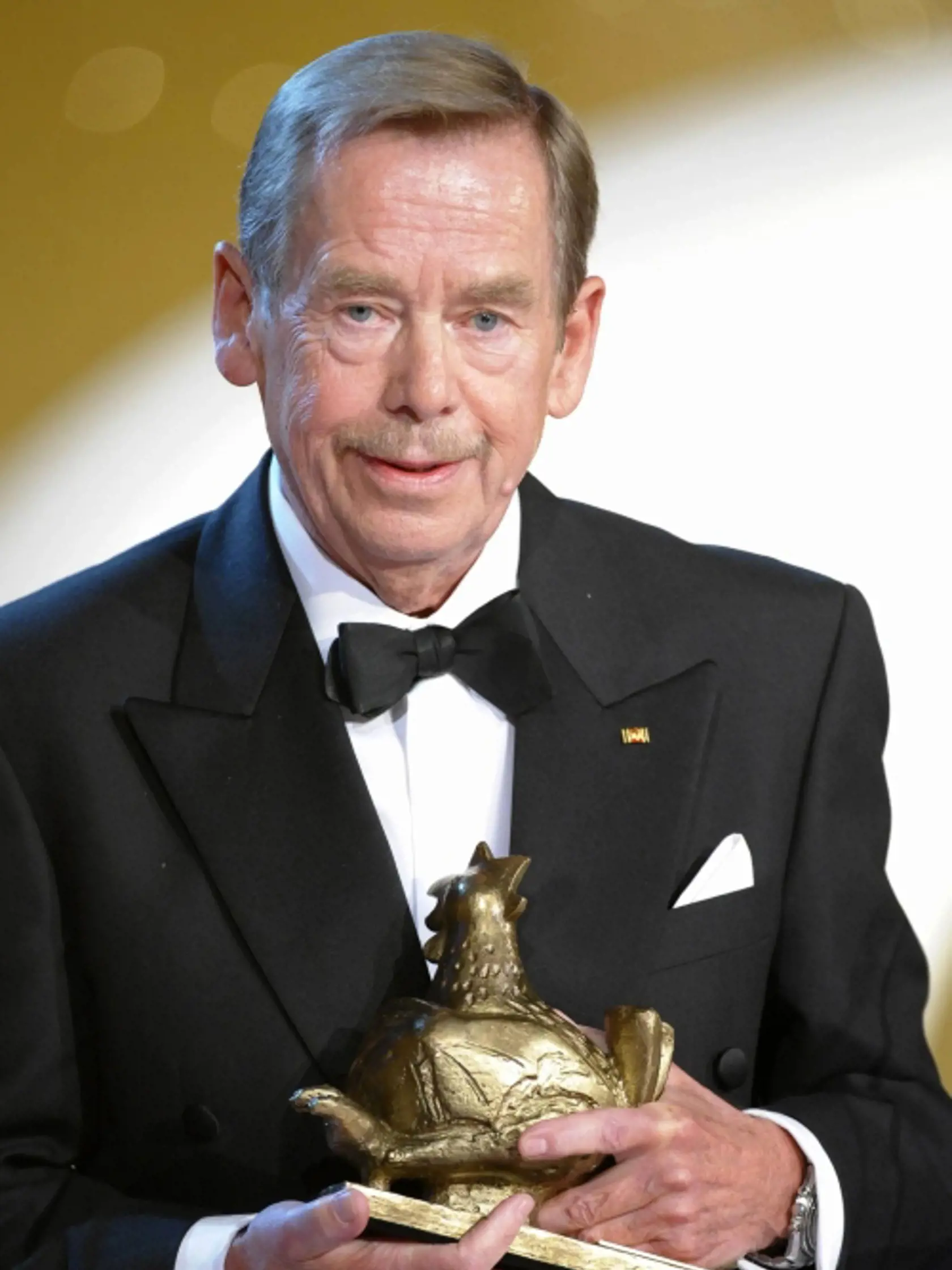 JH12 Berlín - - Bývalý èeský prezident Václav Havel po prevzatí nemeckej mediálnej ceny Zlatá sliepka v kategórii politika,  30. septembra 2009 v Berlíne. Èestné ocenenia každoroène ude¾uje vydavate¾stvo Burda. TASR/AP  Former Czech President Vaclav Havel poses with the "Goldene Henne" (Golden Hen) media award he was presented in Berlin, Wednesday Sept. 30, 2009. (AP Photo/Michael Gottschalk, Pool)
