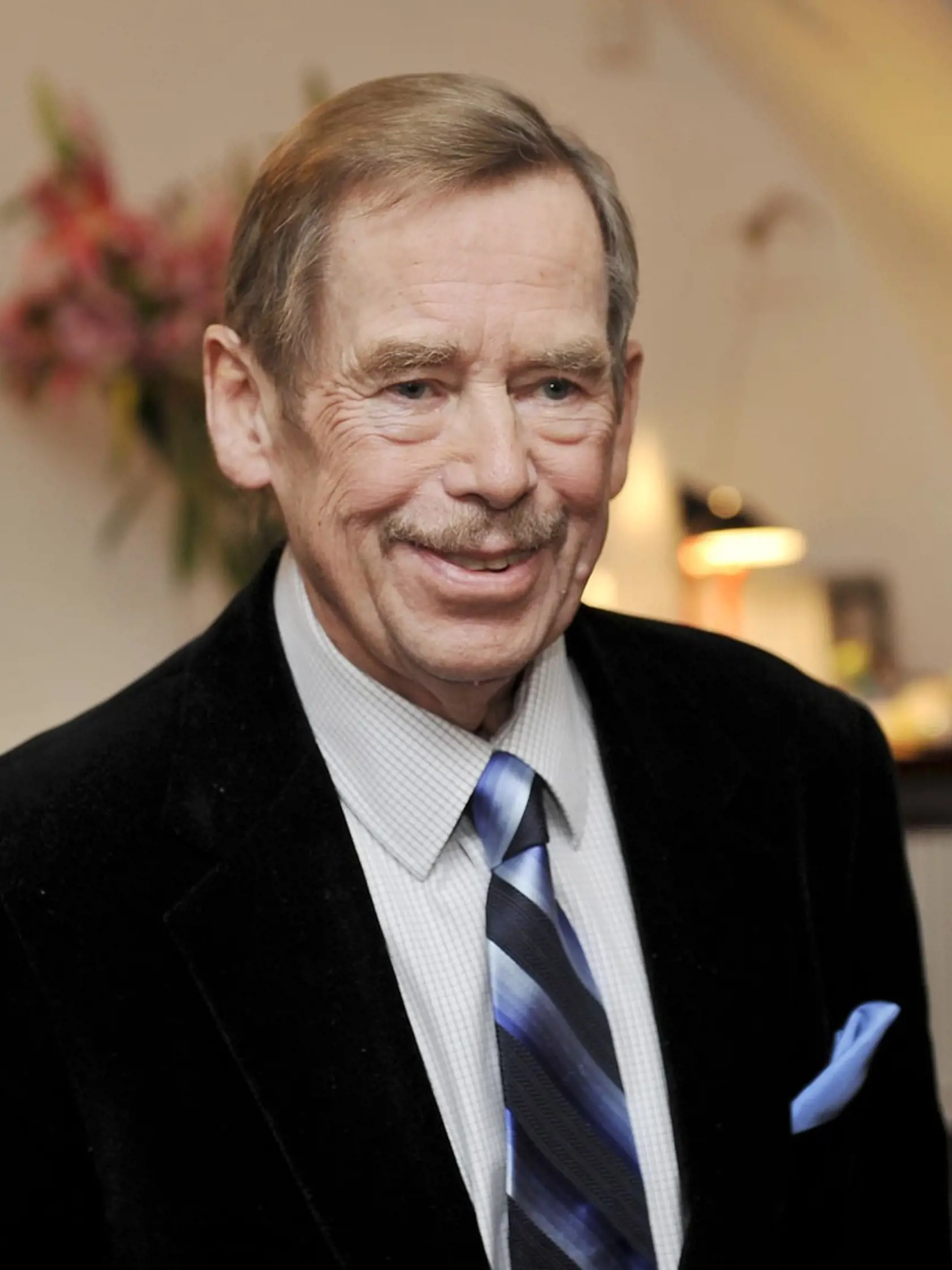Na snímke  bývalý prezident ČR  Václav Havel prijal 18. októbra 2010 v Prahe premiérku SR Ivetu Radičovú počas jej jednodňovej pracovnej cesty v Českej republike.
FOTO TASR - Pavel Neubauer *** Local Caption *** slovenská ministerská predsedníčka post funkcia prvá oficiálna služobná zahraničná cesta Česko štátnici politici stretnutie rokovania slovensko-české vzájomné vzťahy 
