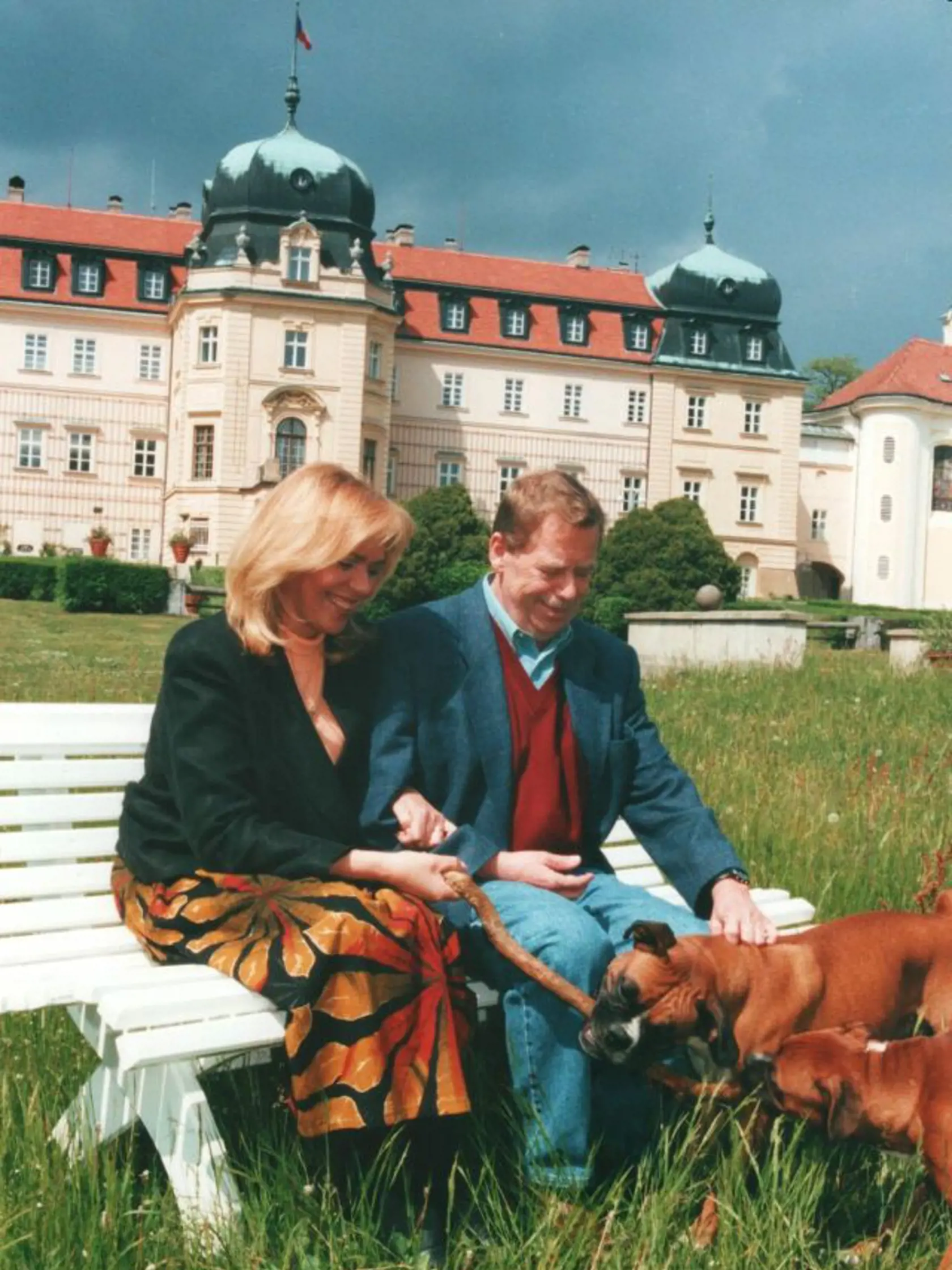 Manželia Václav a Dagmar Havlovci si budú musie zvyknú na ticho v dome. Vo veku 14 a pol roka v stredu 4. januára 2006 uhynula fenka boxera Sugar, ktorú do manželstva priviedla Dagmar. V stredu pritom mali manželia Havlovci deviate výroèie svojej svadby. O smutnej udalosti dnes TASR informoval Zdenìk Soudný z Nadácie Dagmar a Václava Havlovcov Vize 97. Na snímke Václav Havel s manželkou Dagmar a fenkou Sugar v Lánech. FOTO pre TASR - Nadácie VIZE 97 6. januára 2006.