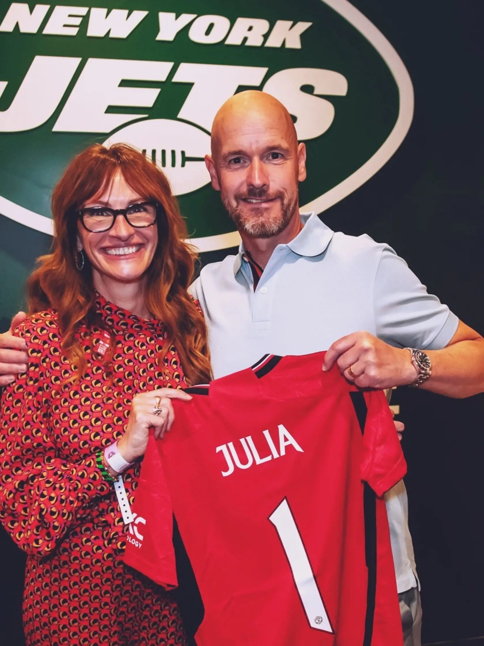 Julia Roberts od trénera Erika ten Haga dostala špeciálny dres.