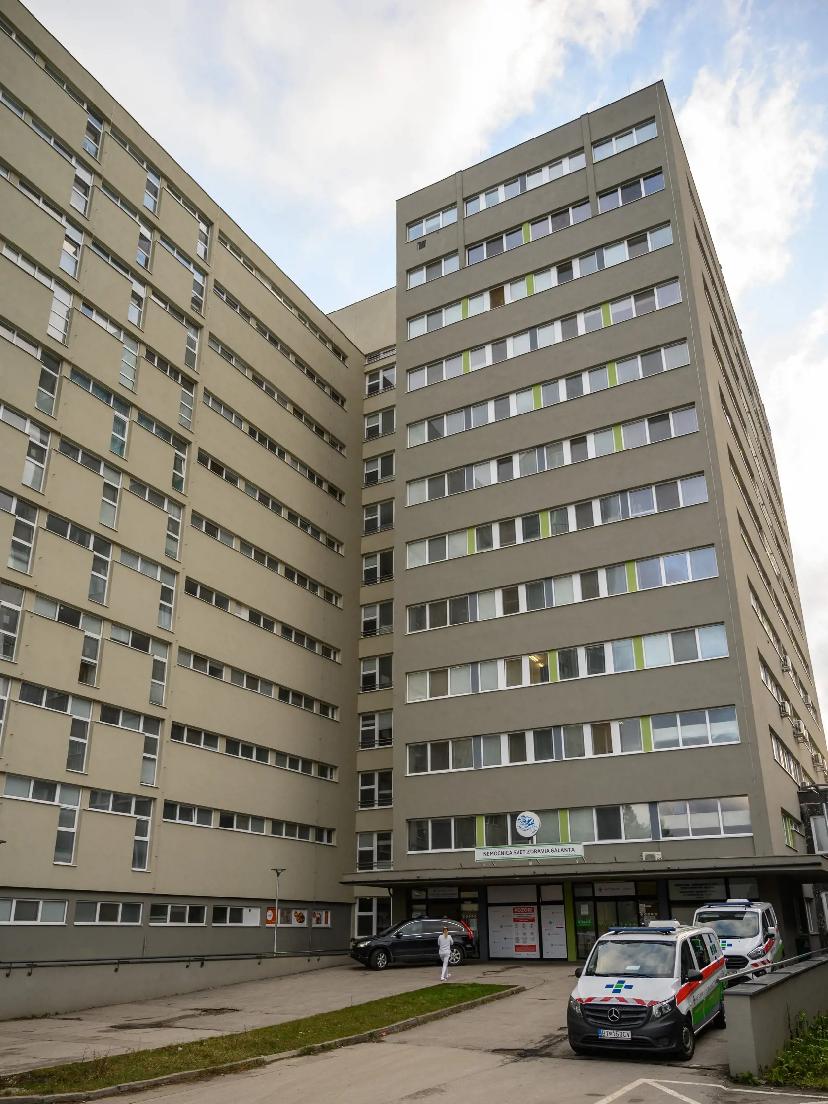 Galantská nemocnica (na snímke) prechádza od štvrtka 7. januára 2021 do červeného režimu. Sieť nemocníc Svet zdravia ju na základe dohody s ministerstvom zdravotníctva reprofilizovala na poskytovanie neodkladnej zdravotnej starostlivosti iba pre pacientov s ochorením COVID-19. O pacientov s inými diagnózami sa postarajú nemocnice v okolitých mestách. FOTO TASR - Henrich Mišovič