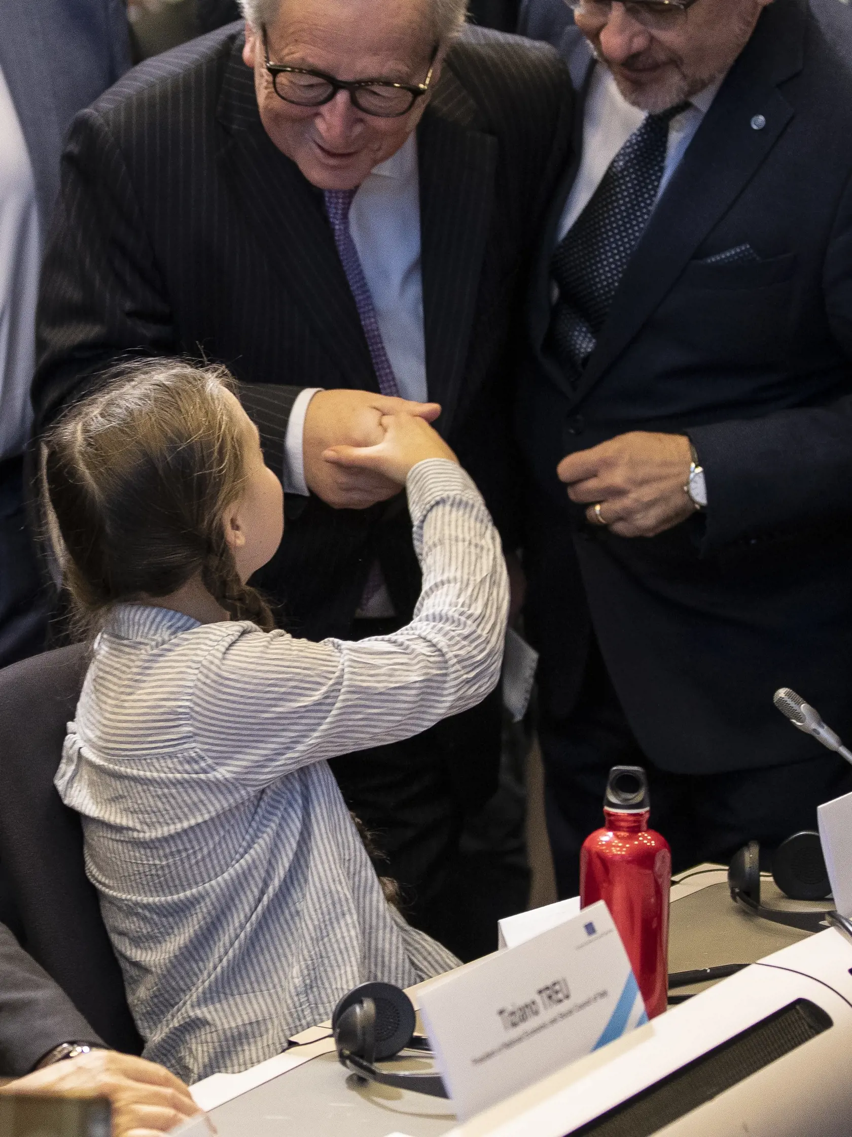 Greta Thunberg a predseda EK Jean-Claude Juncker.