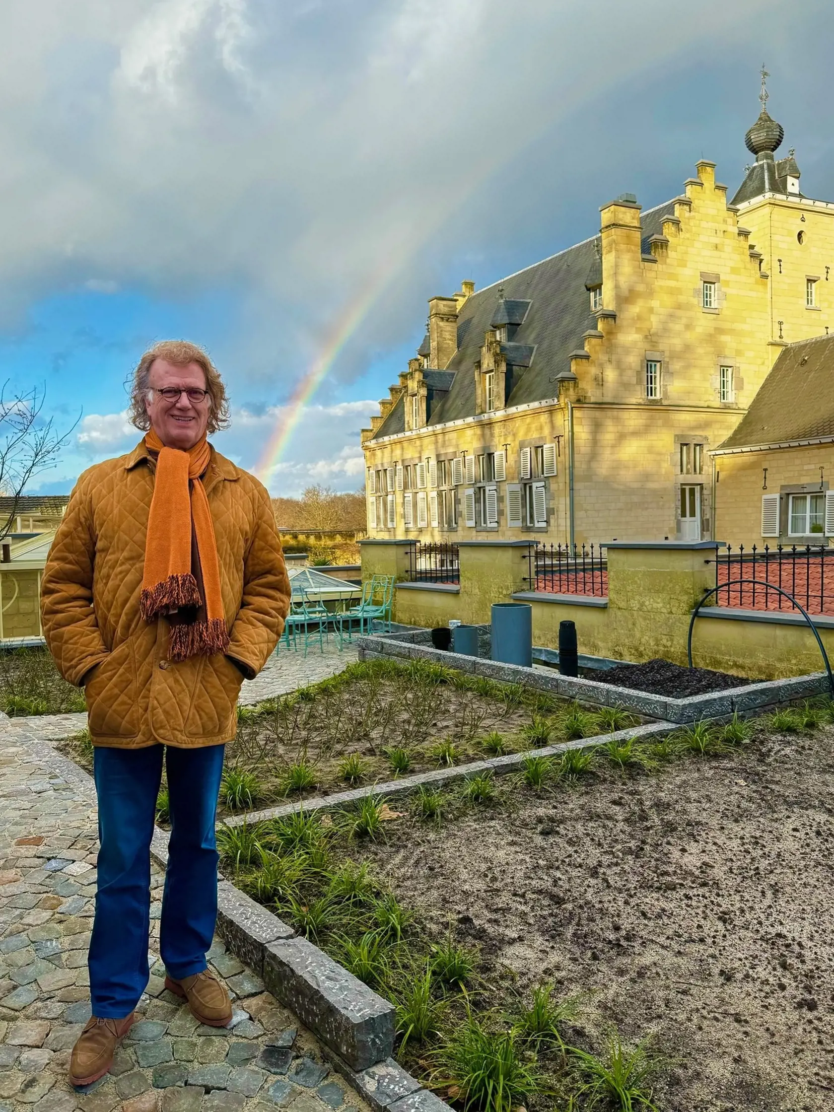 André Riu pred zámkom vo svojej záhrade.