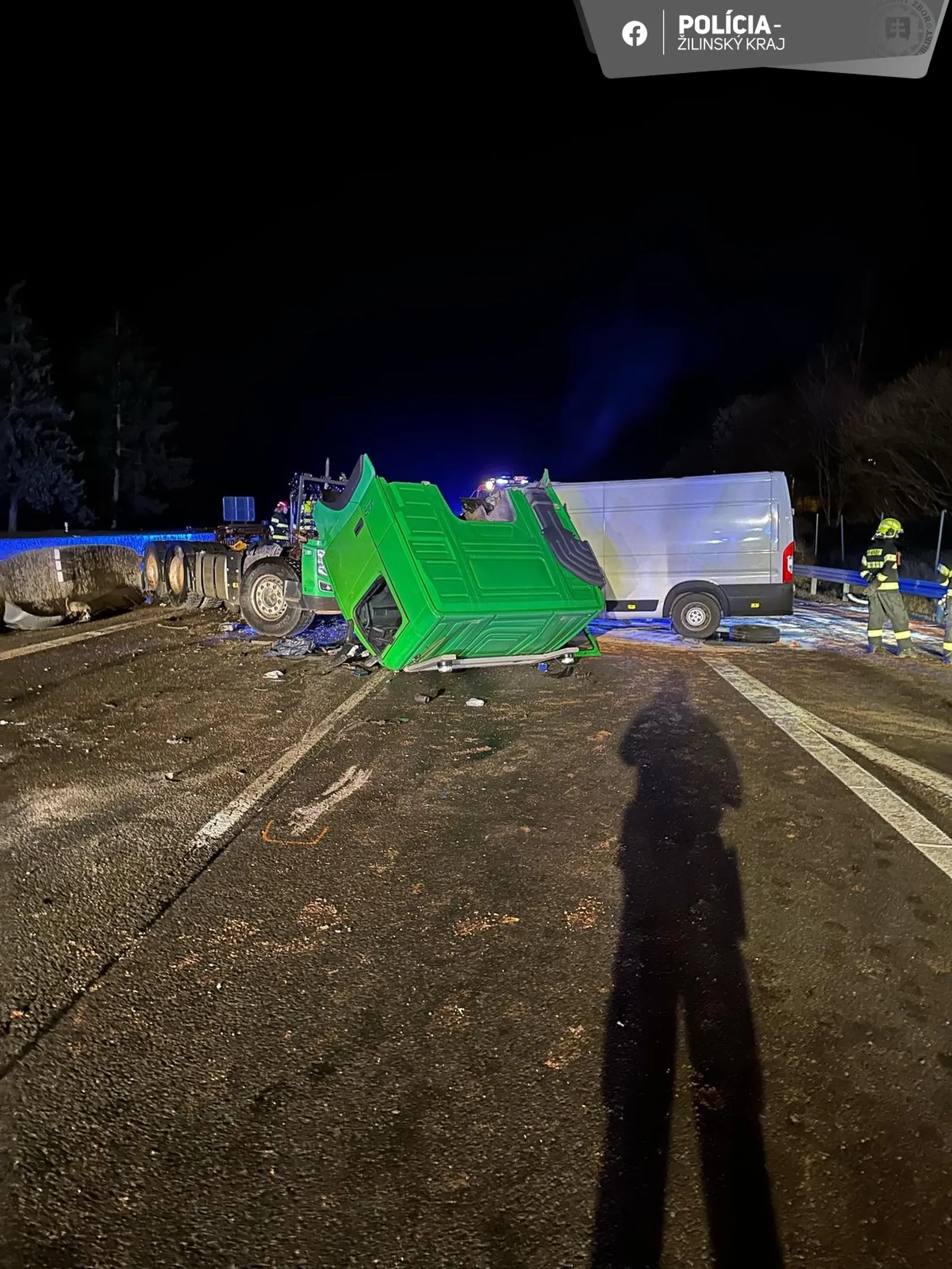 Následky nehody ťahača a dodávky pri Liptovskom Mikuláši.
