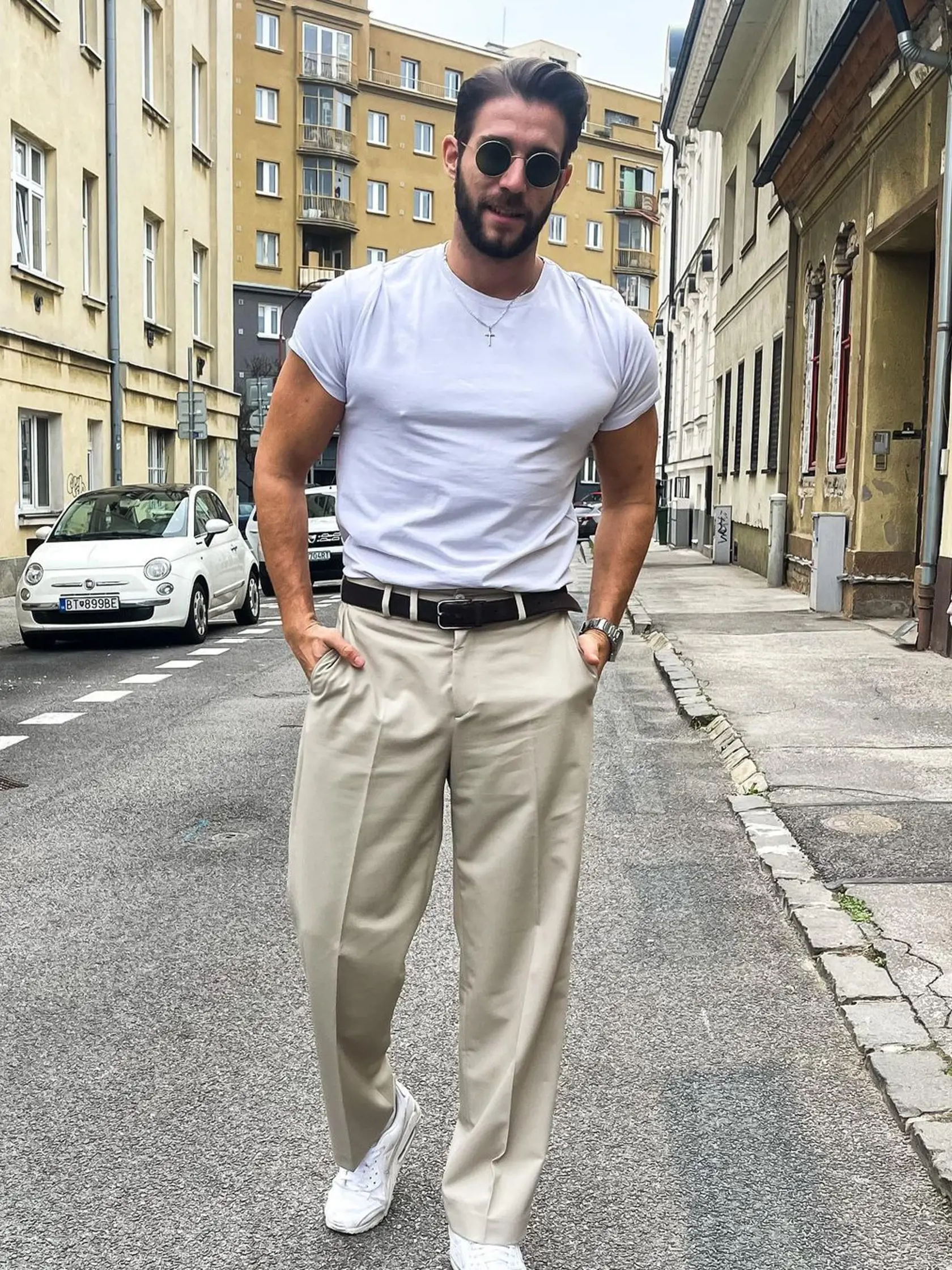 „No, kde je už to leto, ja už v krátkych rukávoch. (vôbec som skoro nezamrzol kvôli fotke)," napísal k foto Tomáš, na čo hneď zareagovali jeho fanúšičky. „No tie bradavky hovoria za všetko, že kosa bola," napísala Eva. „Bradavky sú top," okomentovala foto Tina.