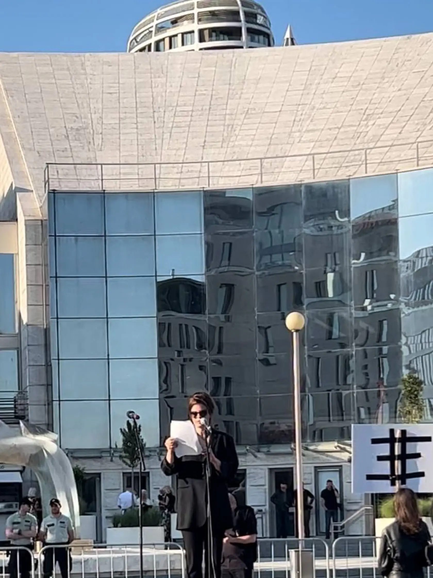 Zuzana Fialová predstúpila pred protestujúci dav pred koncertom ruskej speváčky Anny Netrebko. 