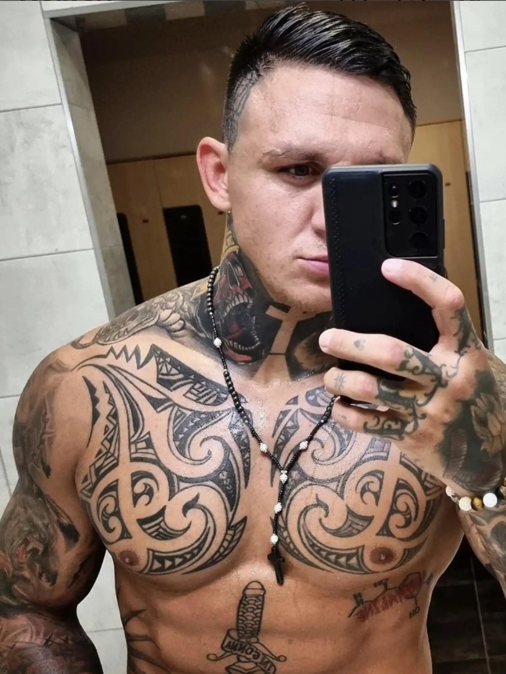 Gábor Boráros zverejnil v ten istý deň rovnakú fotku ako porno kráľ Robert Rosenberg.