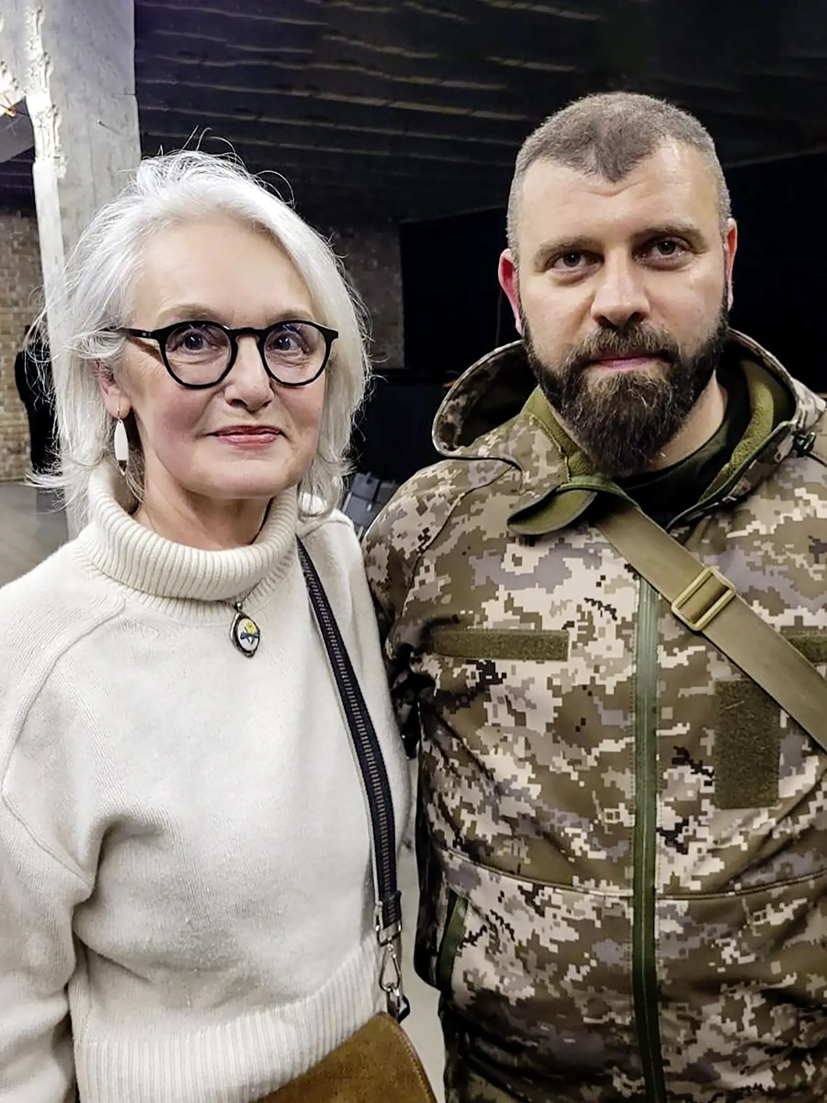 Spoločná fotografia. Aktivistka Lucia Štasselová z iniciatívy Mier Ukrajine si urobila fotku s veliteľom gruzínskej légie v roku 2023 počas jeho návštevy Slovenska.
