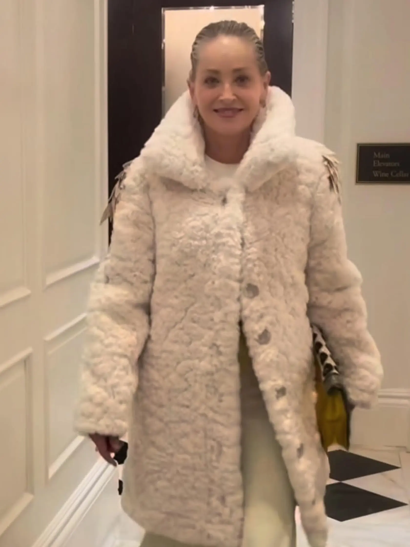 Aj Sharon Stone podporila malého návrhára a kúpila si od neho tento krásny kabát.