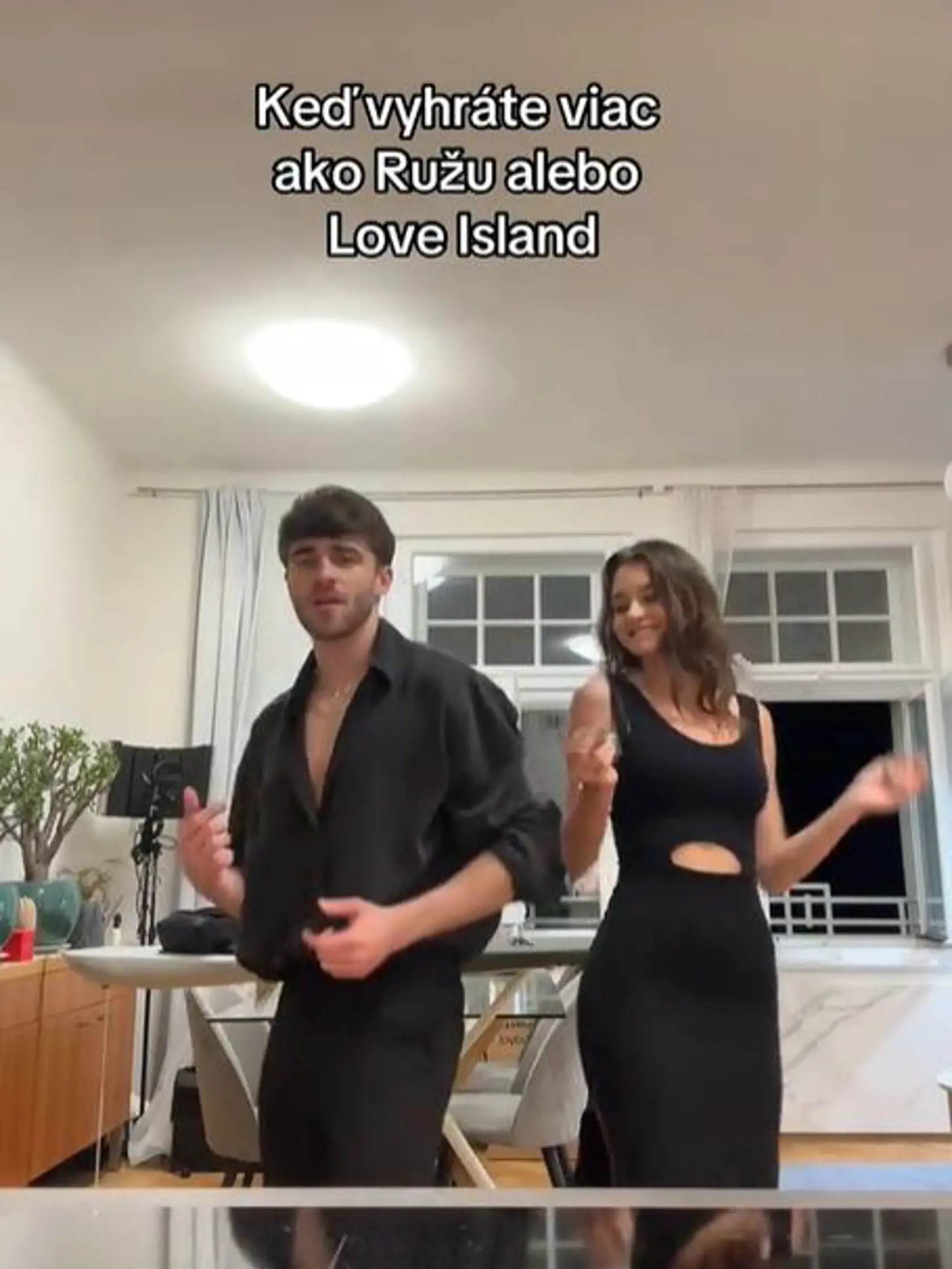 Julie Hojdyszová s Luom v spoločných videách, Vžddy majú na sebe to isté.