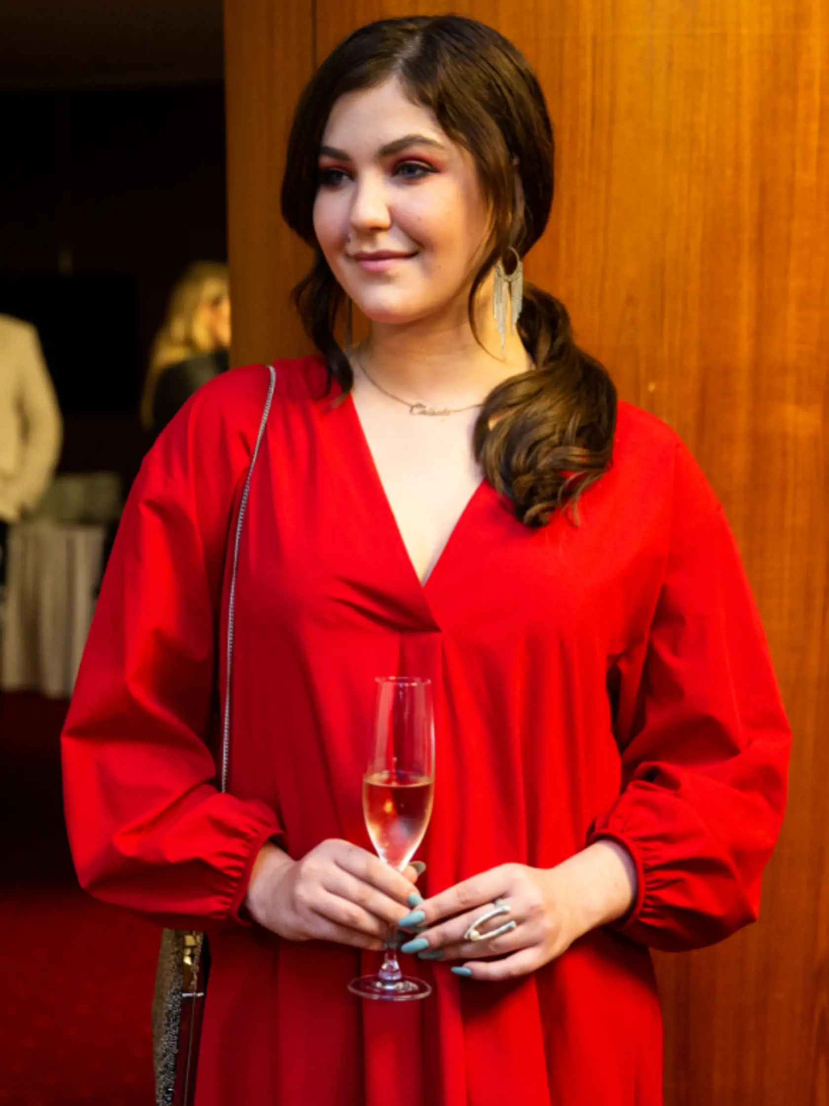 Speváčka Celeste Buckingham bola v červených šatách neprehliadnuteľná.