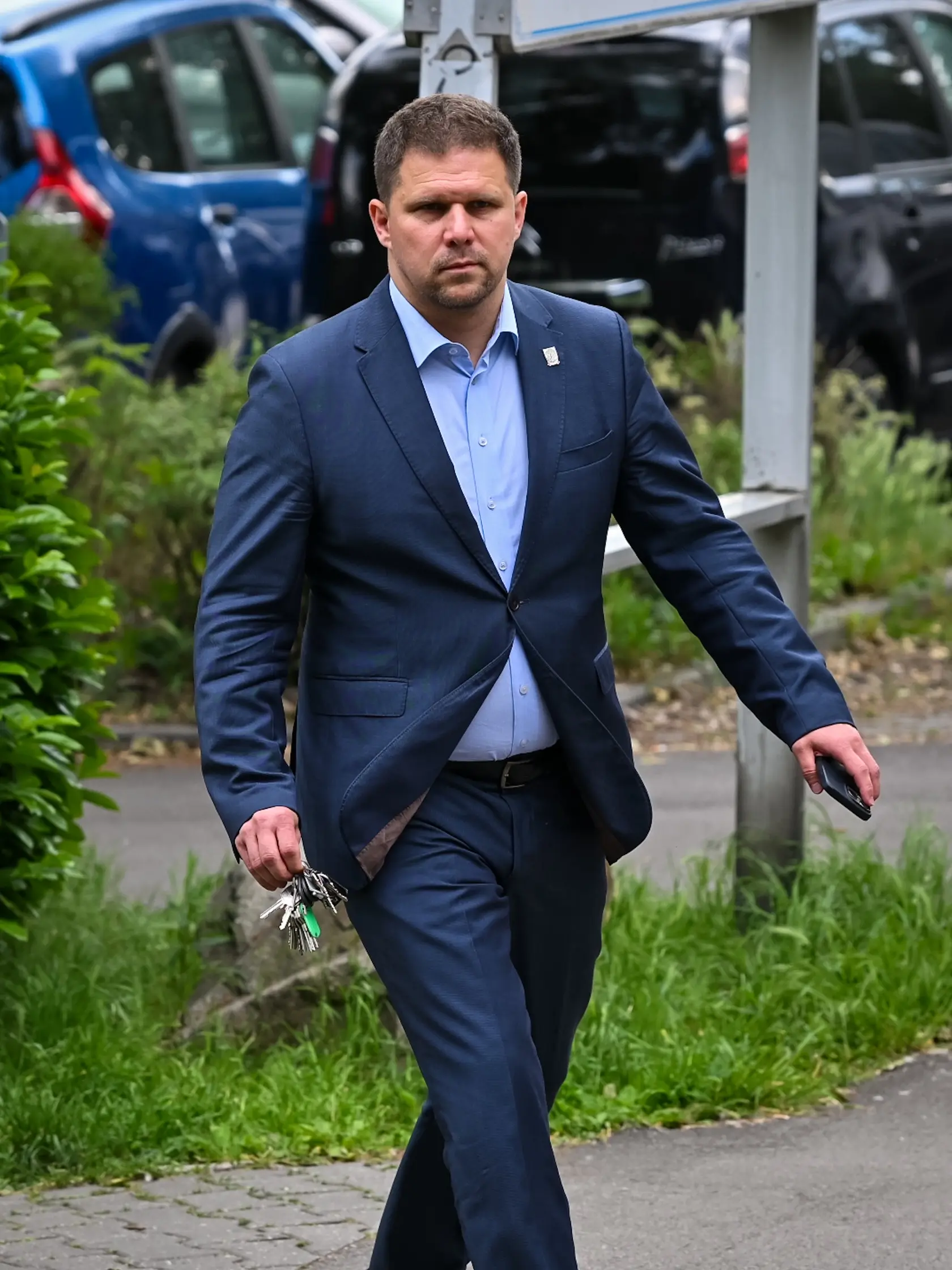 Na snímke starosta mestskej časti Bratislava - Petržalka Ján Hrčka prichádza na mimoriadne zasadnutie miestneho zastupiteľstva bratislavskej mestskej časti Petržalka v stredu 21. mája 2025. Starosta Petržalky Ján Hrčka v piatok informoval, že k 31. máju končí vo svojej funkcii. Vyvodzuje tak politickú zodpovednosť za podvod, ktorý v uplynulých dňoch odhalili na miestnom úrade. Podľa doteraz známych informácií si mal jeden zo zamestnancov mzdového oddelenia neoprávnene posielať minimálne od roku 2023 financie na svoje účty. Mestskej časti tak vznikla škoda za viac ako 2,7 milióna eur. Starosta svoje rozhodnutie vzdať sa mandátu odôvodnil tým, že na podvod neprišli skôr. FOTO TASR - Pavol Zachar