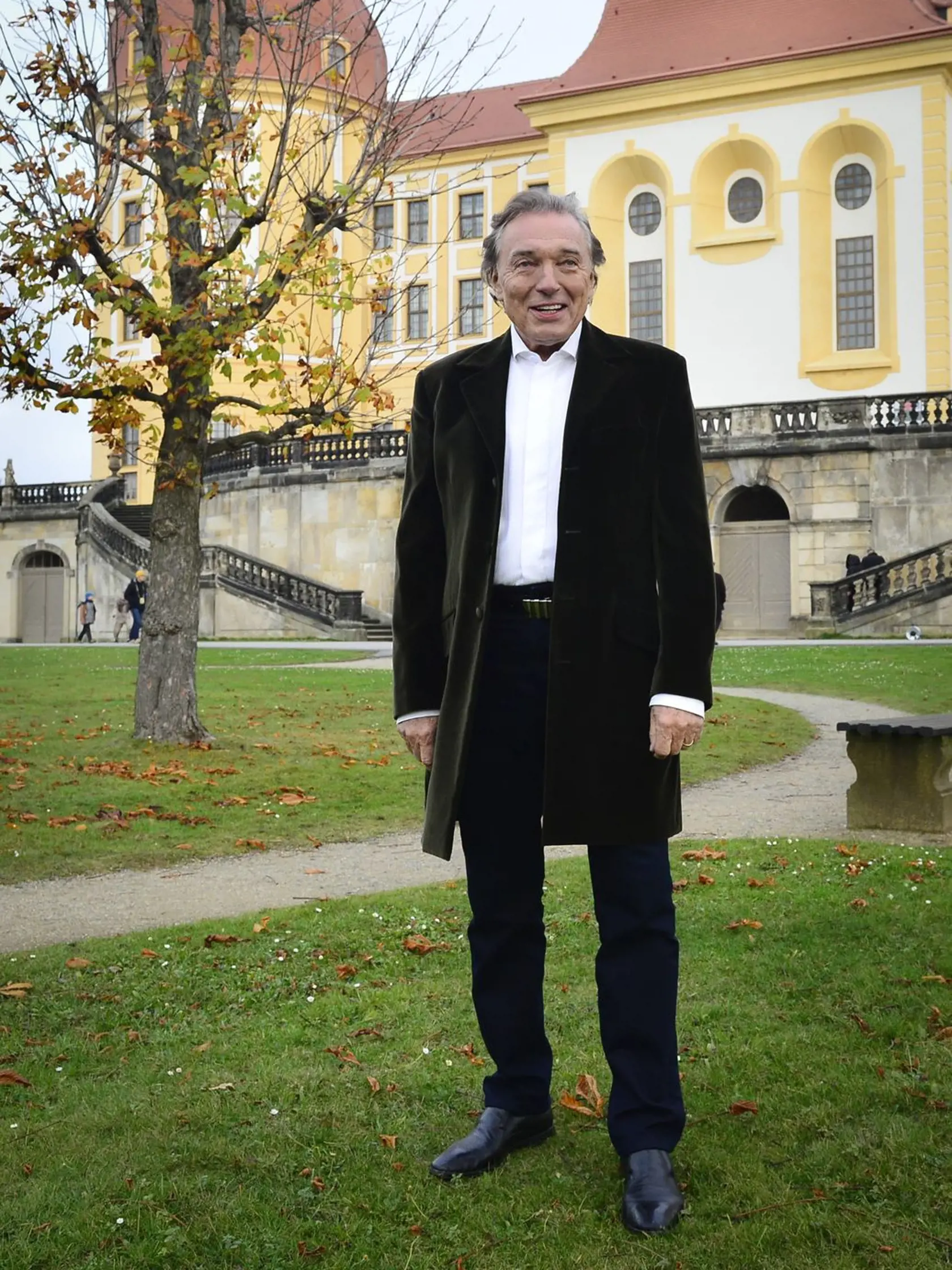 Karel Gott pred zámkom Moritzburg.