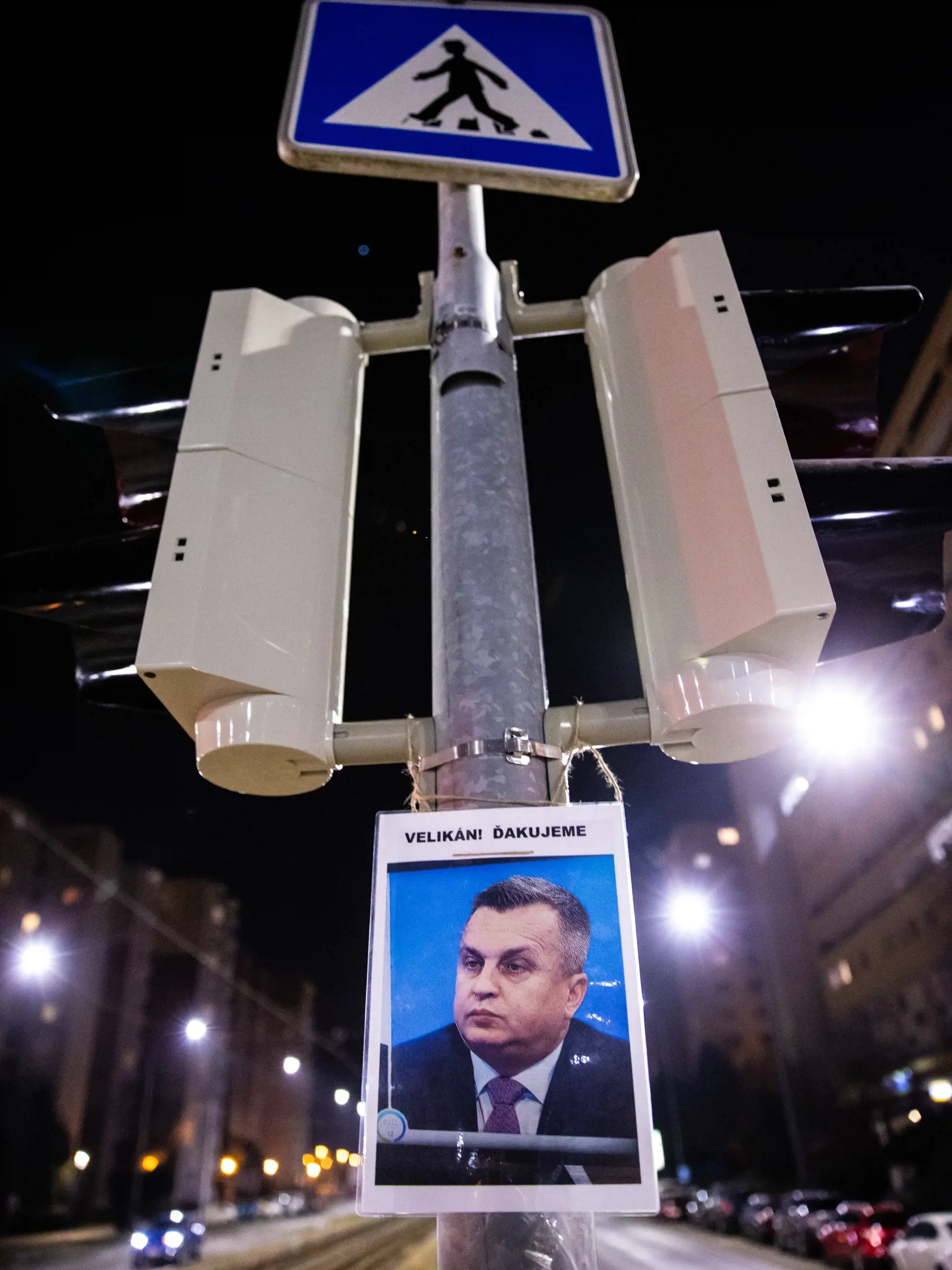 Pod semafor do ktorého narazil autom Andrej Danko ľudia začali nosiť sviečky a kahance.
