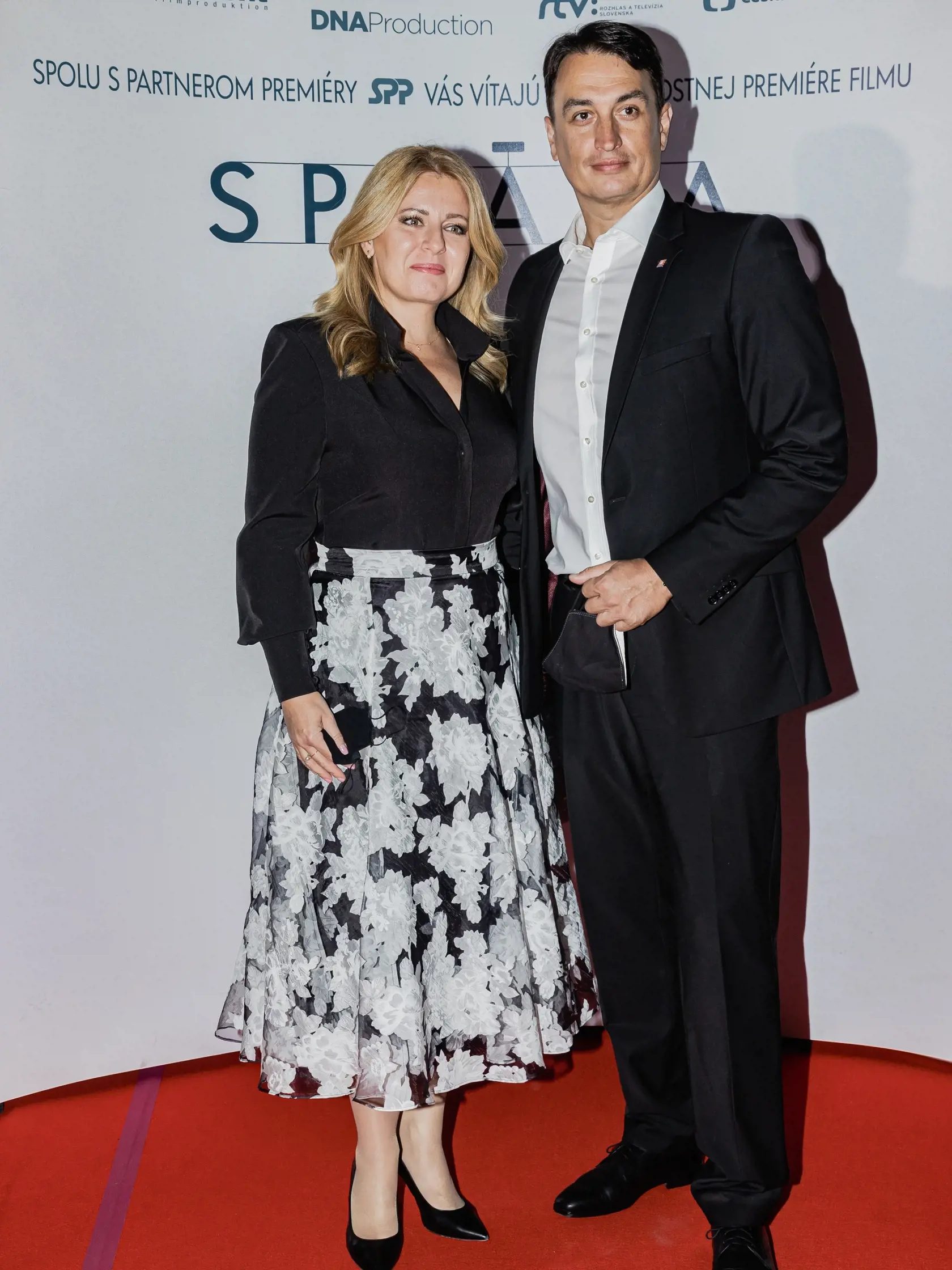 Na snímke prezidentka Zuzana Čaputová s partnerom Jurajom Rizmanom prichádzajú na premiéru filmu Petra Bebjaka, Správa.