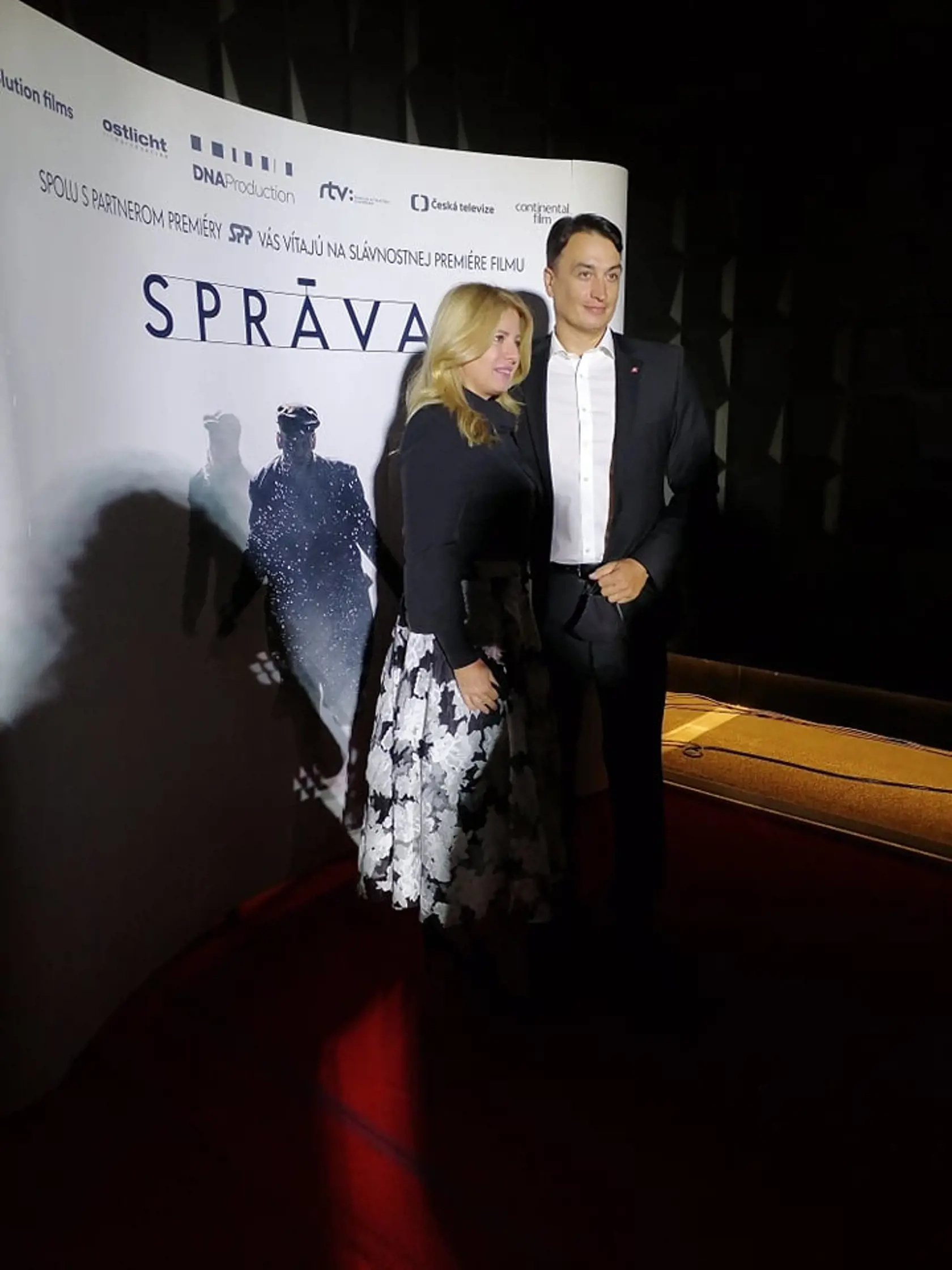 Prezidentka Zuzana Čaputová s priateľom Jurajom Rizmanom počas filmovej premiéry Správa.