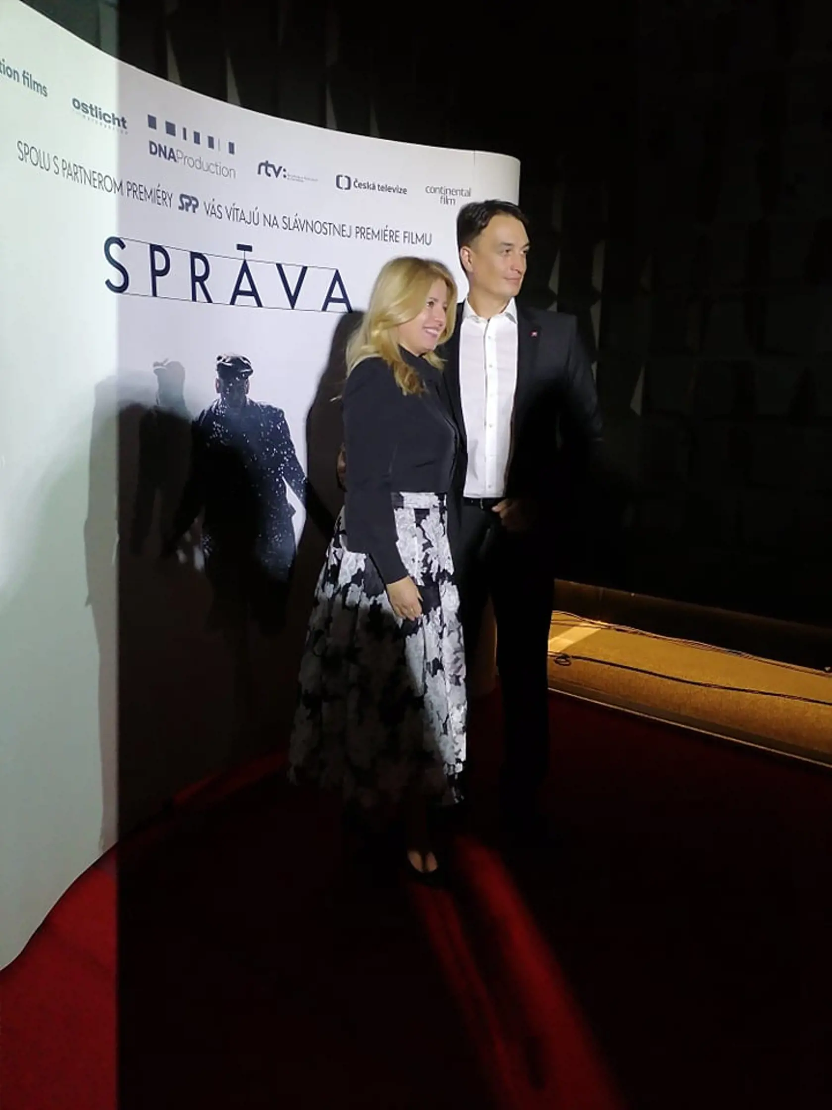 Prezidentka Zuzana Čaputová s priateľom Jurajom Rizmanom počas filmovej premiéry Správa.