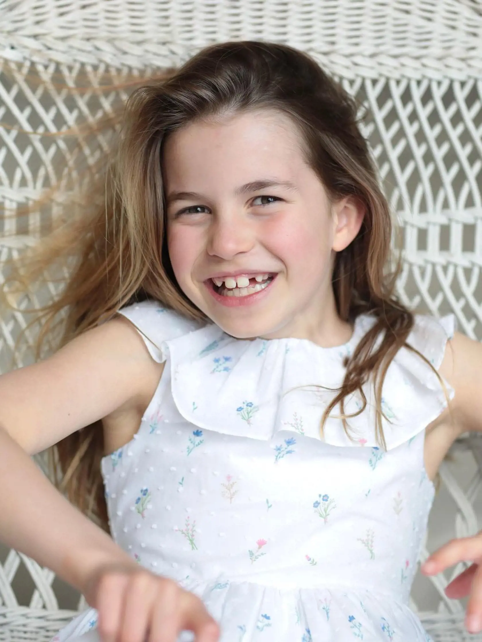 Princezná Charlotte oslavuje svoje 8. narodeniny. Svojmu otcovi akoby z oka vypadla.