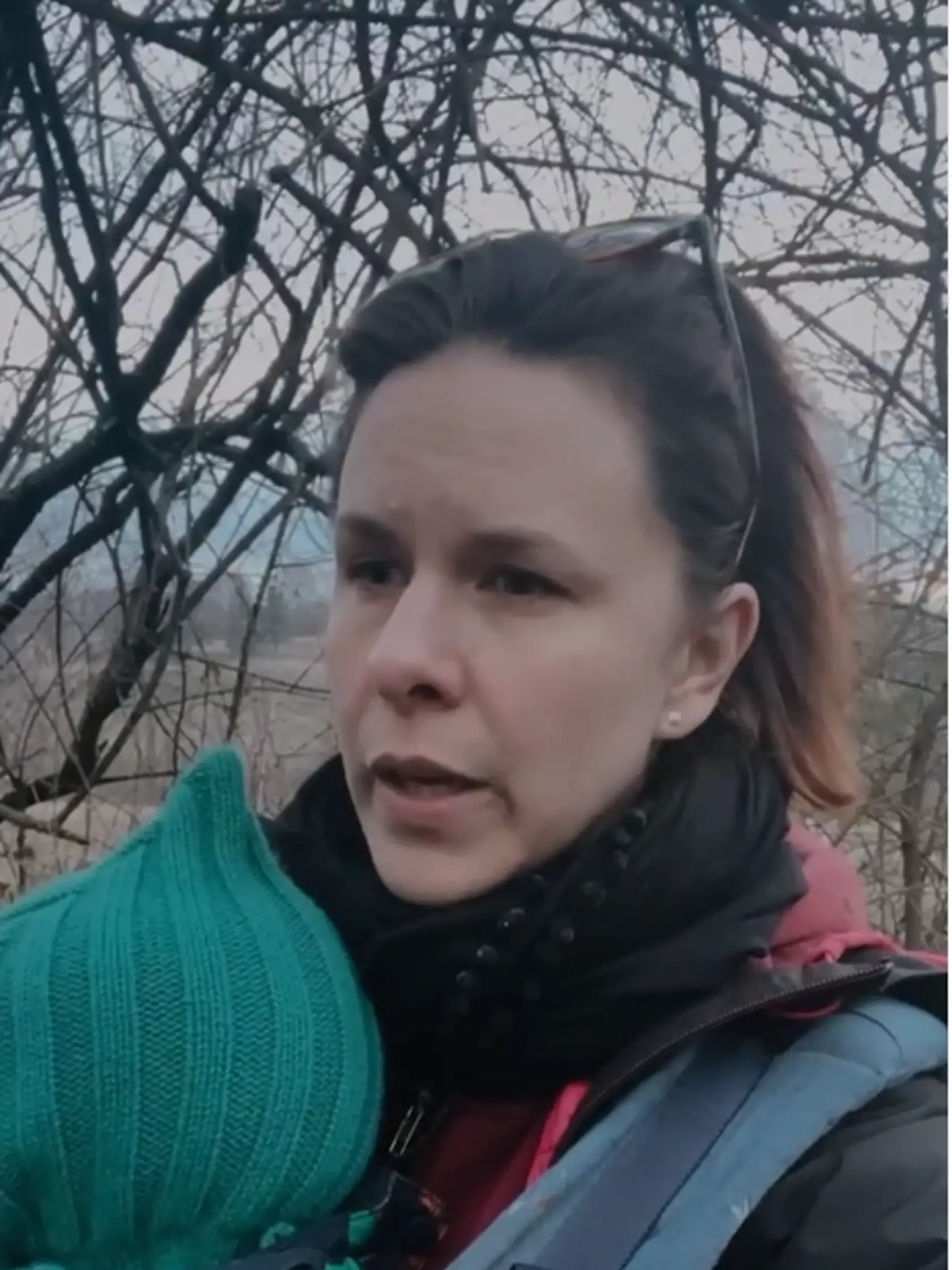 Kristína Tormová recituje baladu Ľudmily Podjavorinskej sviniam.