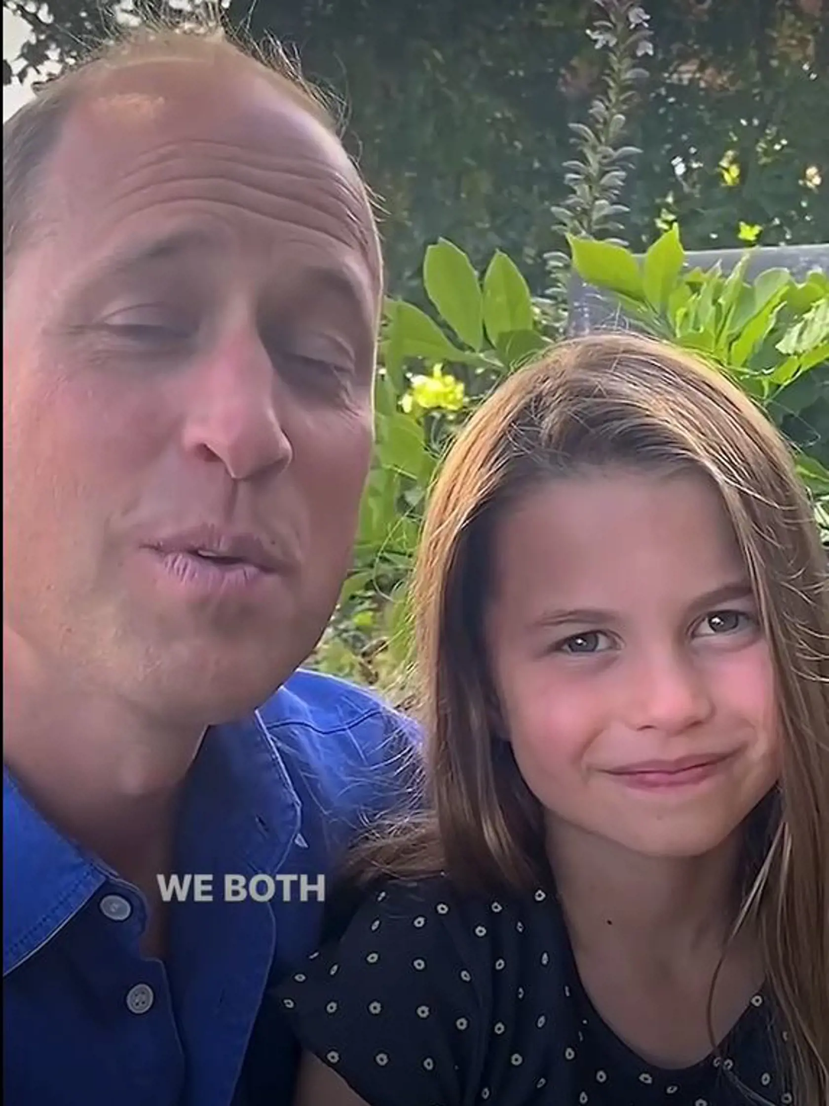 Fanúšikom však neunikla jej neskutočná podoba s jej zosnulou babkou princeznou Dianou. "Charlotte sa začína podobať na princeznú Dianu," napísal do komentáru jeden z fanúšikov. "Princezná Charlotte = vzhľad princeznej Diany + výstrednosť Kate," dodal ďalší. "Princezná Charlotte je taká roztomilá! Jej malý hlas! A wow, vyzerá ako William, Kate a Diana zároveň! Jej úsmev je celá Diana,“ poznamenal tretí.