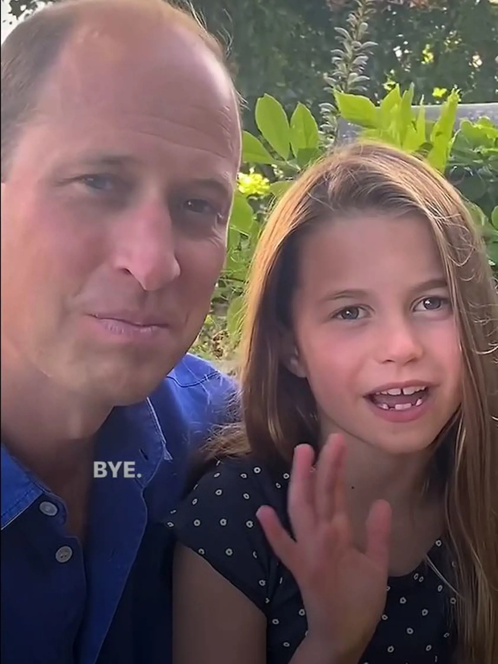Fanúšikom však neunikla jej neskutočná podoba s jej zosnulou babkou princeznou Dianou. "Charlotte sa začína podobať na princeznú Dianu," napísal do komentáru jeden z fanúšikov. "Princezná Charlotte = vzhľad princeznej Diany + výstrednosť Kate," dodal ďalší. "Princezná Charlotte je taká roztomilá! Jej malý hlas! A wow, vyzerá ako William, Kate a Diana zároveň! Jej úsmev je celá Diana,“ poznamenal tretí.
