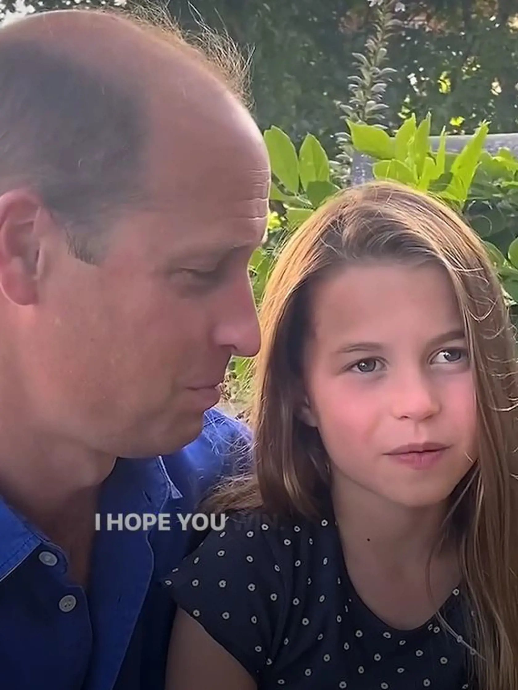 Fanúšikom však neunikla jej neskutočná podoba s jej zosnulou babkou princeznou Dianou. "Charlotte sa začína podobať na princeznú Dianu," napísal do komentáru jeden z fanúšikov. "Princezná Charlotte = vzhľad princeznej Diany + výstrednosť Kate," dodal ďalší. "Princezná Charlotte je taká roztomilá! Jej malý hlas! A wow, vyzerá ako William, Kate a Diana zároveň! Jej úsmev je celá Diana,“ poznamenal tretí.