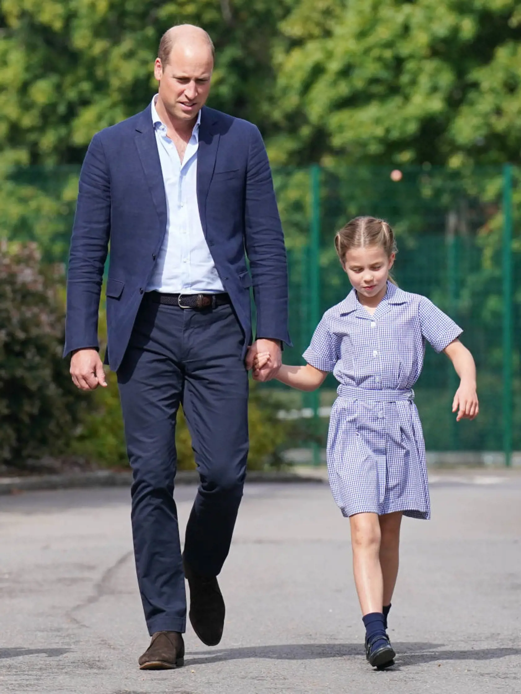 Princ William pôsobil rovnako šťastne, keď kráčal so svojou dcérou princeznou Charlotte, ktorá bola oblečená v modro-bielych károvaných letných šatách.