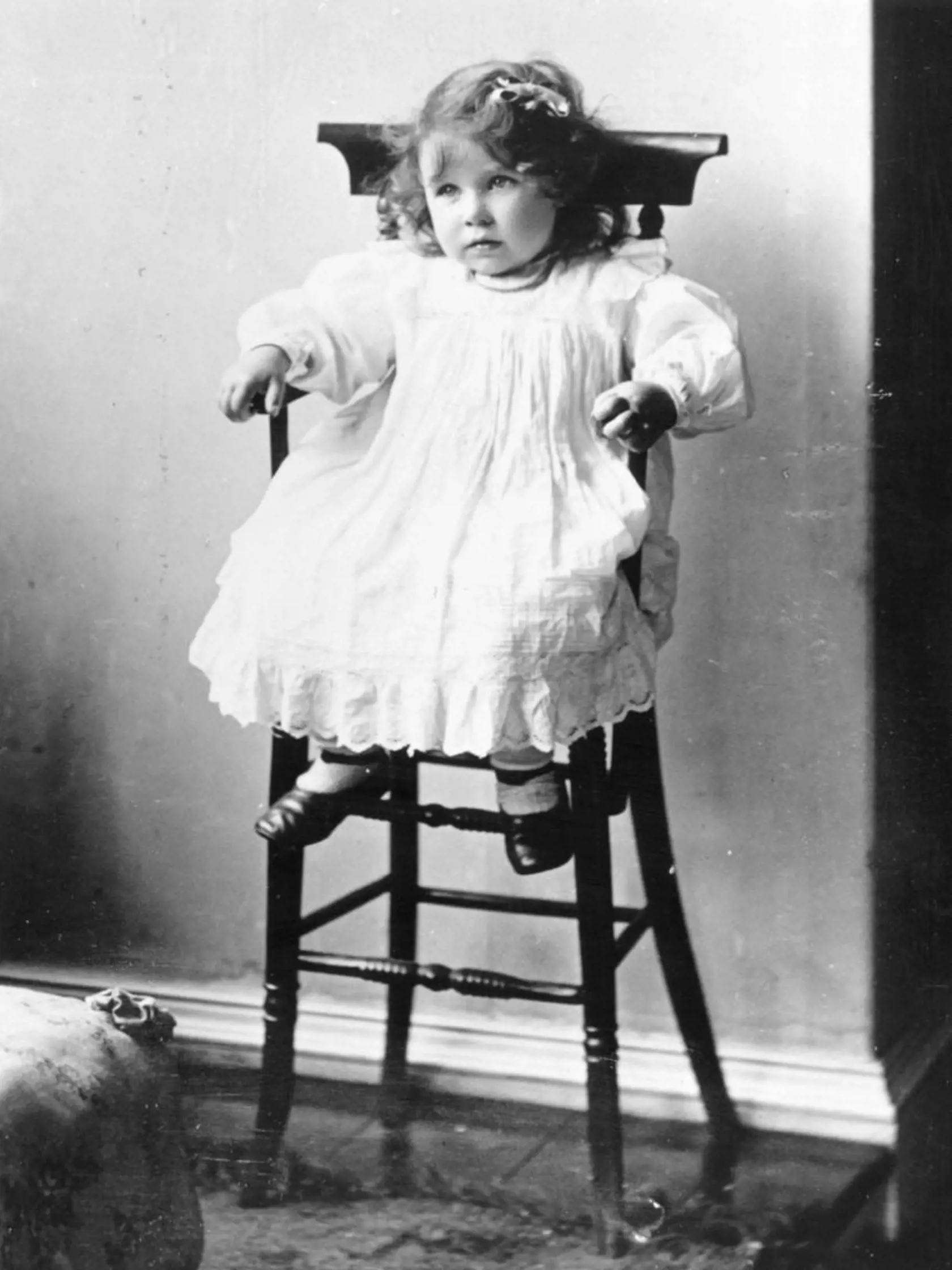 Kráľovná matka Lady Elizabeth Bowes Lyon sa ako malé dievčatko podobala princeznej Charlotte.