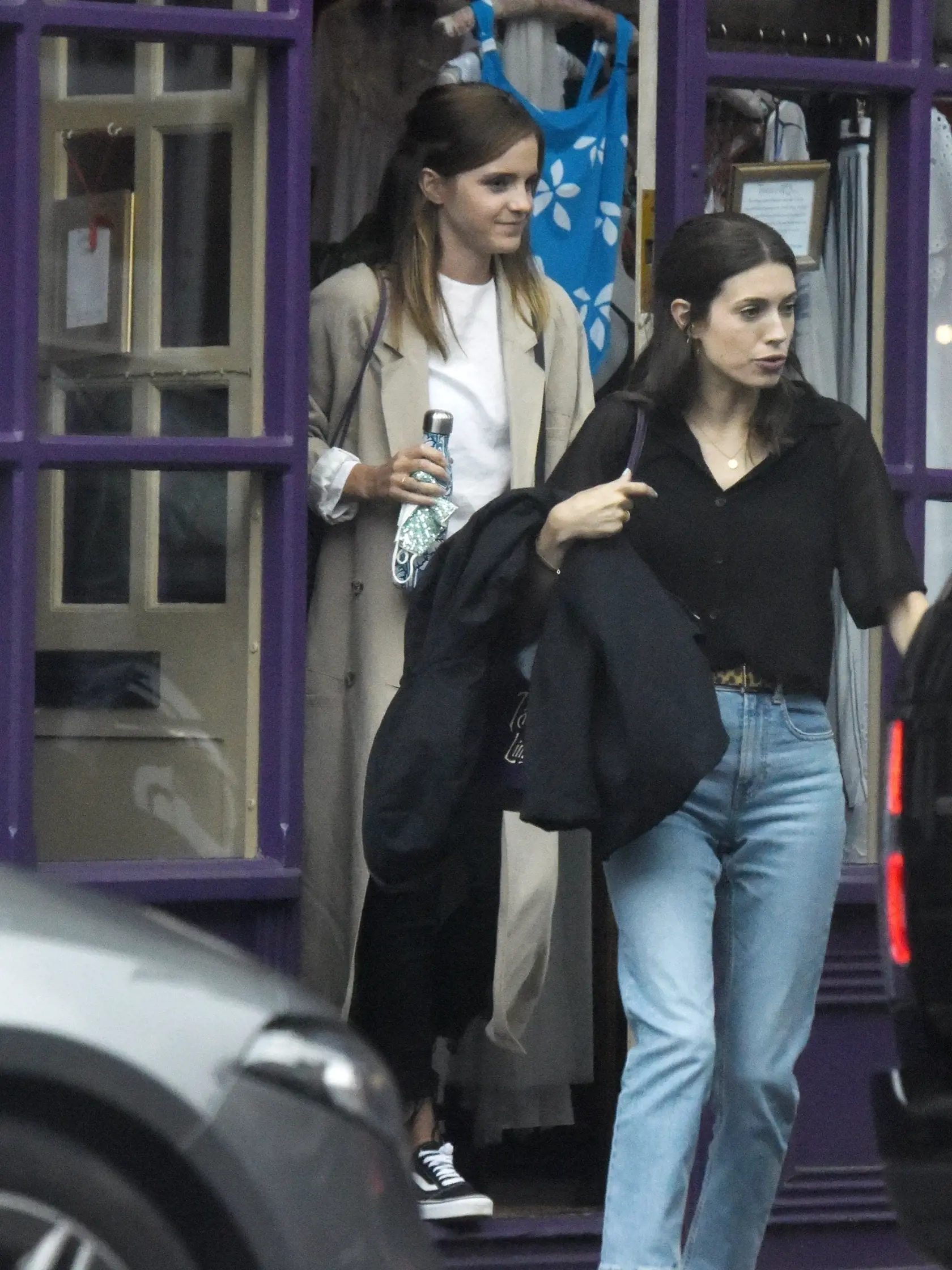 Dievčenské nákupy: Emma Watsonová bola s kamarátkou nakupovať spodnú bielizeň. Herečka randí s podnikateľom Leom Robintonom. Ich vzťah je vraj vážny.