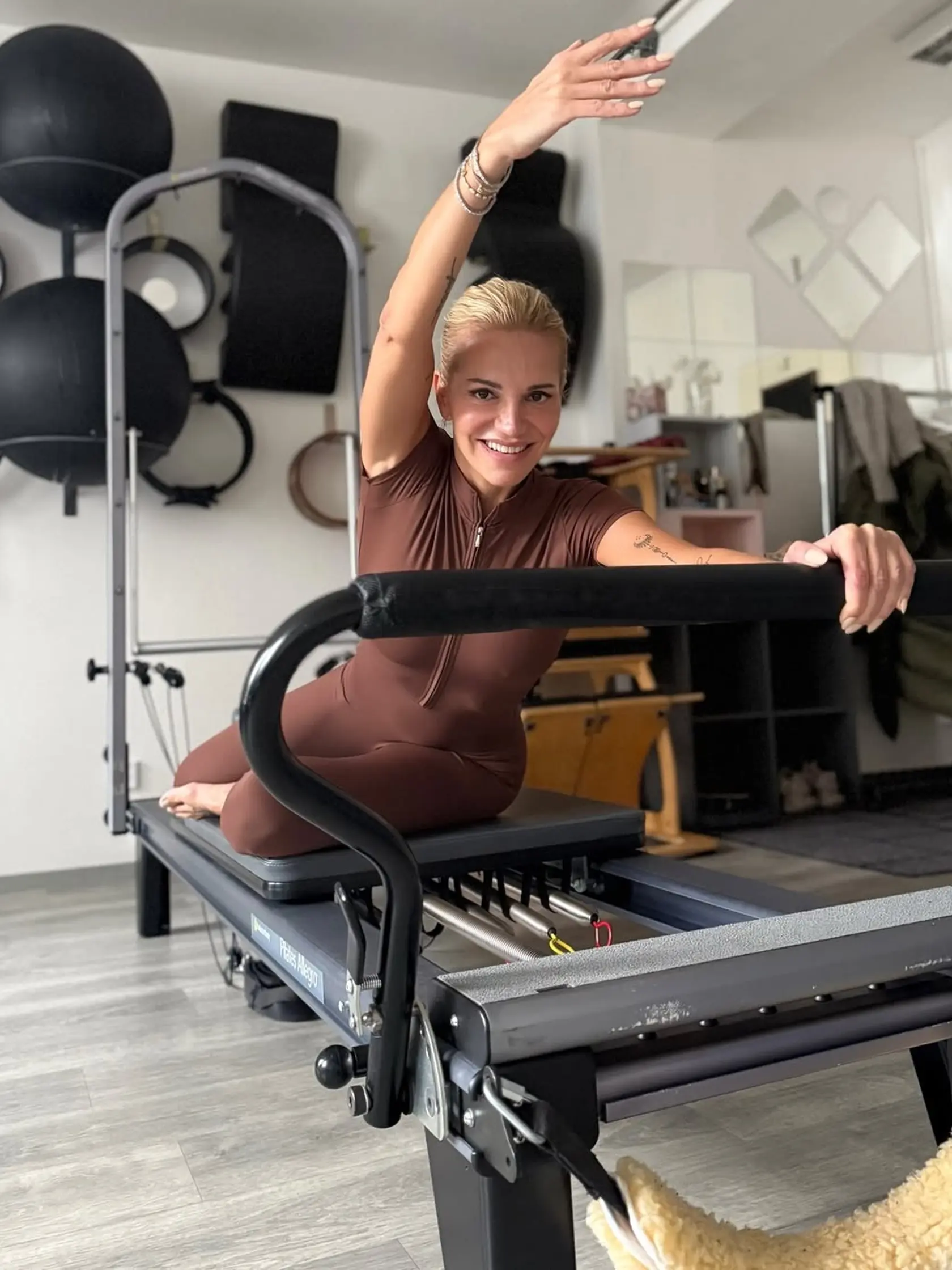 Dara Rolins nedá dopustiť na cvičenie pilates a  vo vypasovanej športovej kombinéze predviedla dokonalé telo!