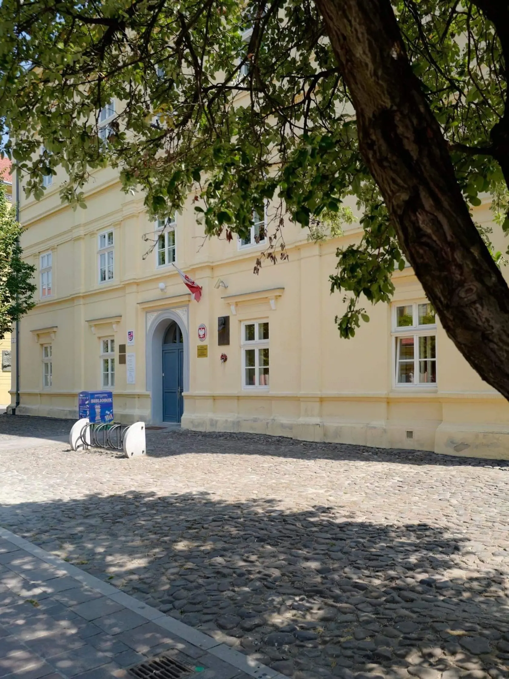 Honorárny konzulát Poľskej republiky v Prešove sídli v historickom centre na pešej zóne v budove patriacej Prešovskému samosprávnemu kraju.