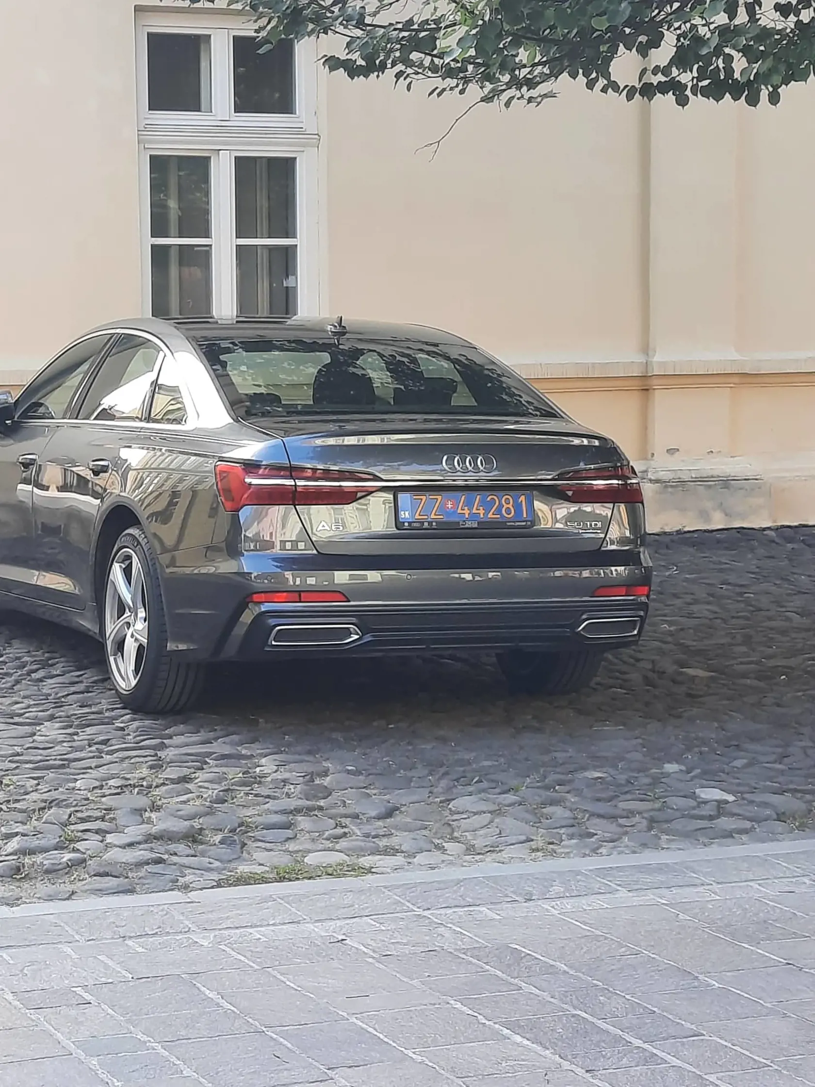 Takto parkuje diplomat - honorárny konzul Poľskej republiky v Prešove.